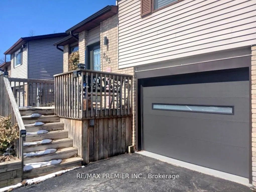 Photo 2 of 203 Burns Circle, Barrie, Northwest — HOMEH