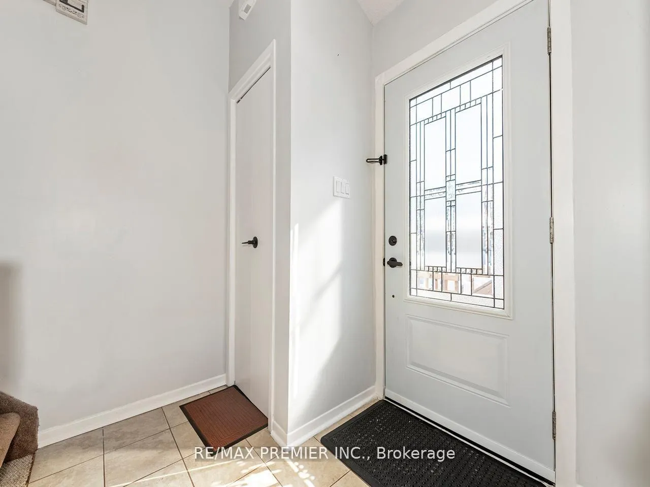 Photo 5 of 203 Burns Circle, Barrie, Northwest — HOMEH