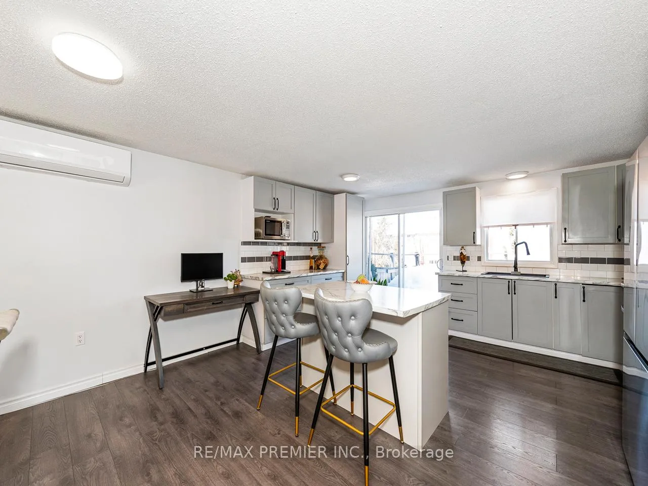 Photo 11 of 203 Burns Circle, Barrie, Northwest — HOMEH