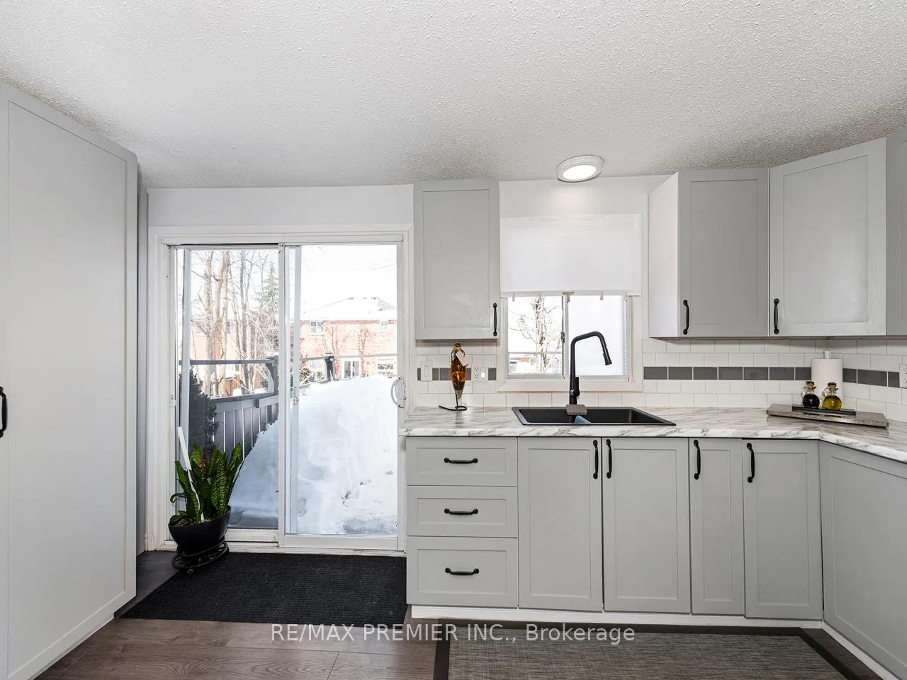 Photo 17 of 203 Burns Circle, Barrie, Northwest — HOMEH