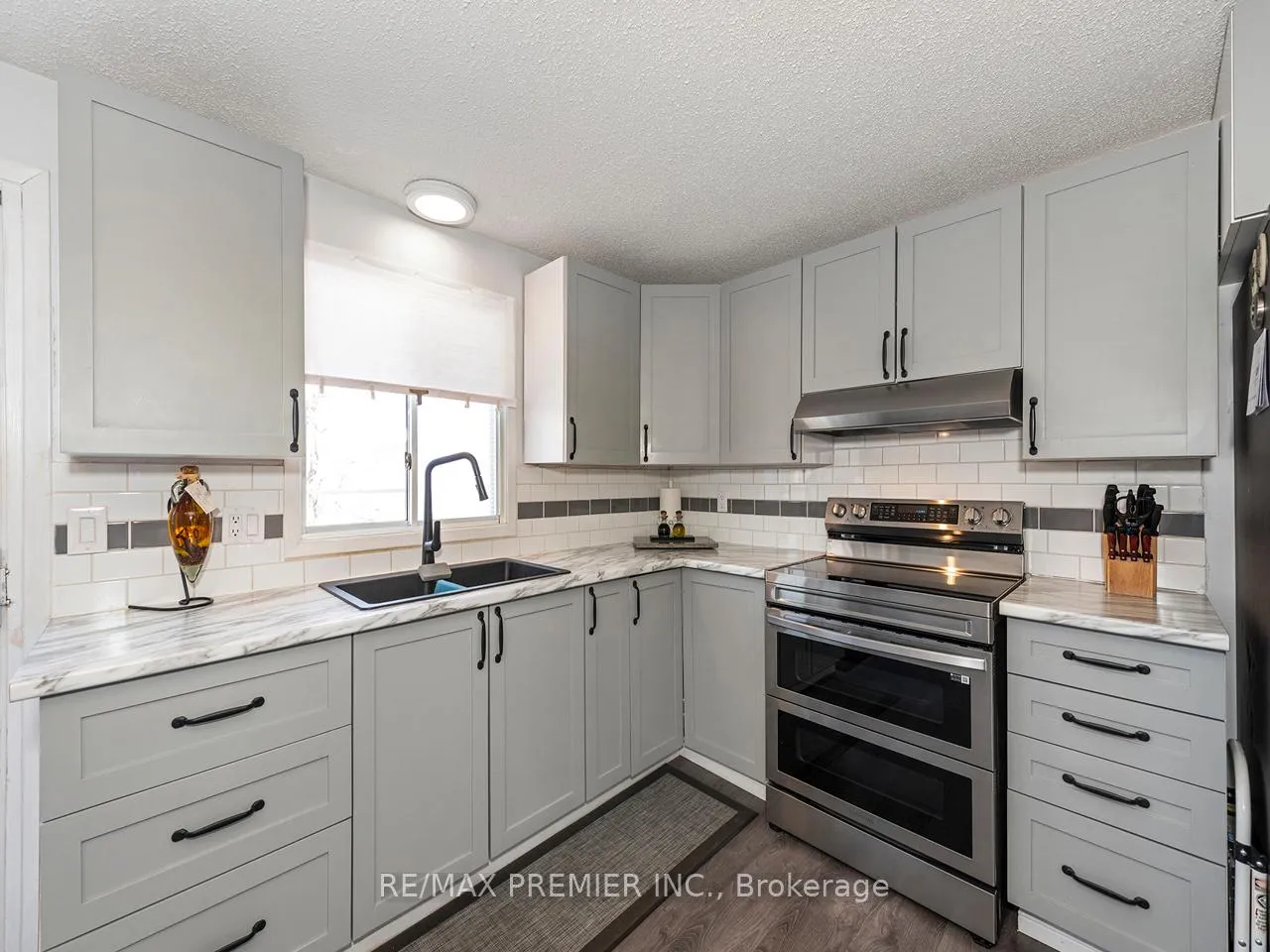 Photo 18 of 203 Burns Circle, Barrie, Northwest — HOMEH