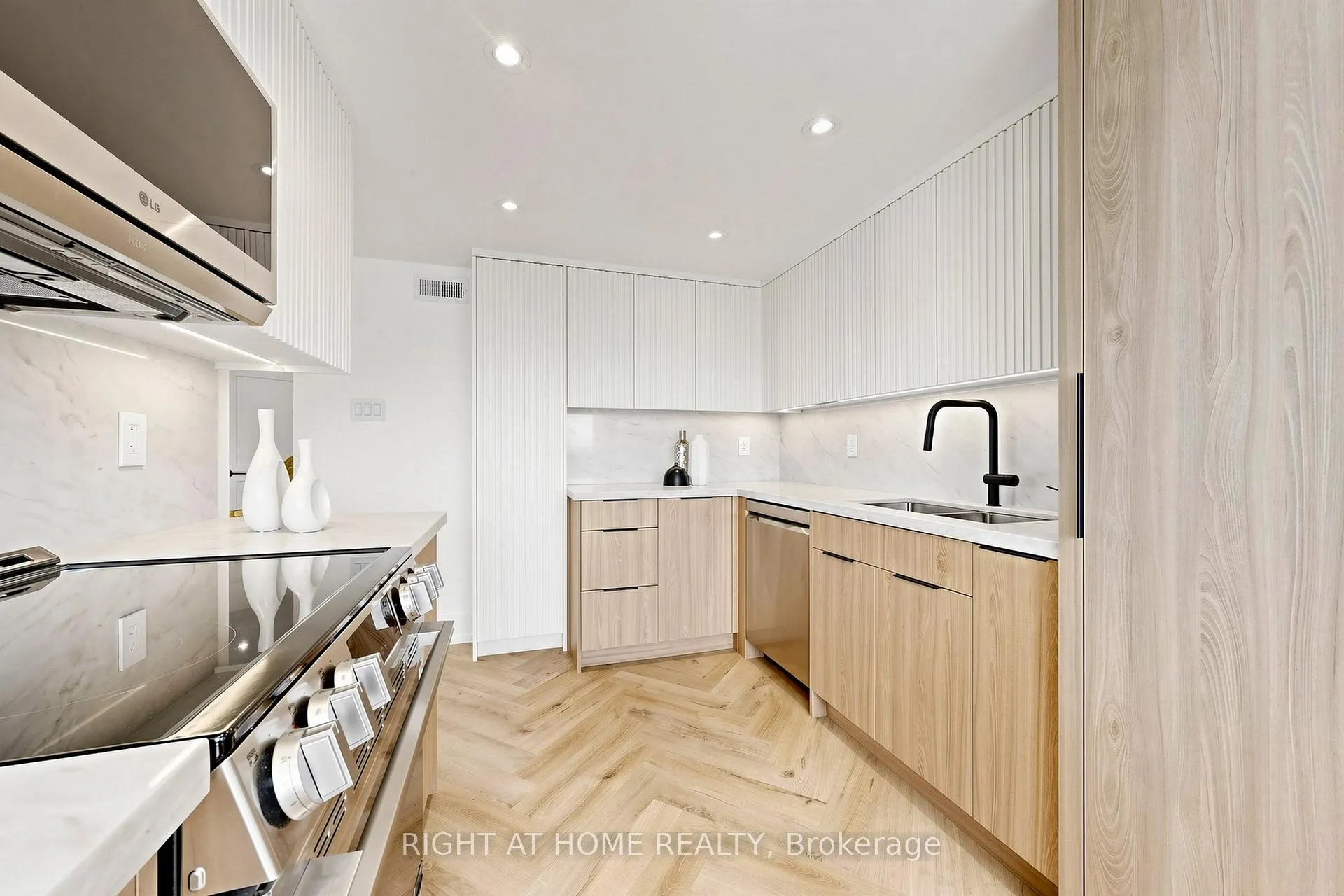 Photo 14 of Unit 1510, 7420 Bathurst Street, Vaughan, Brownridge — HOMEH