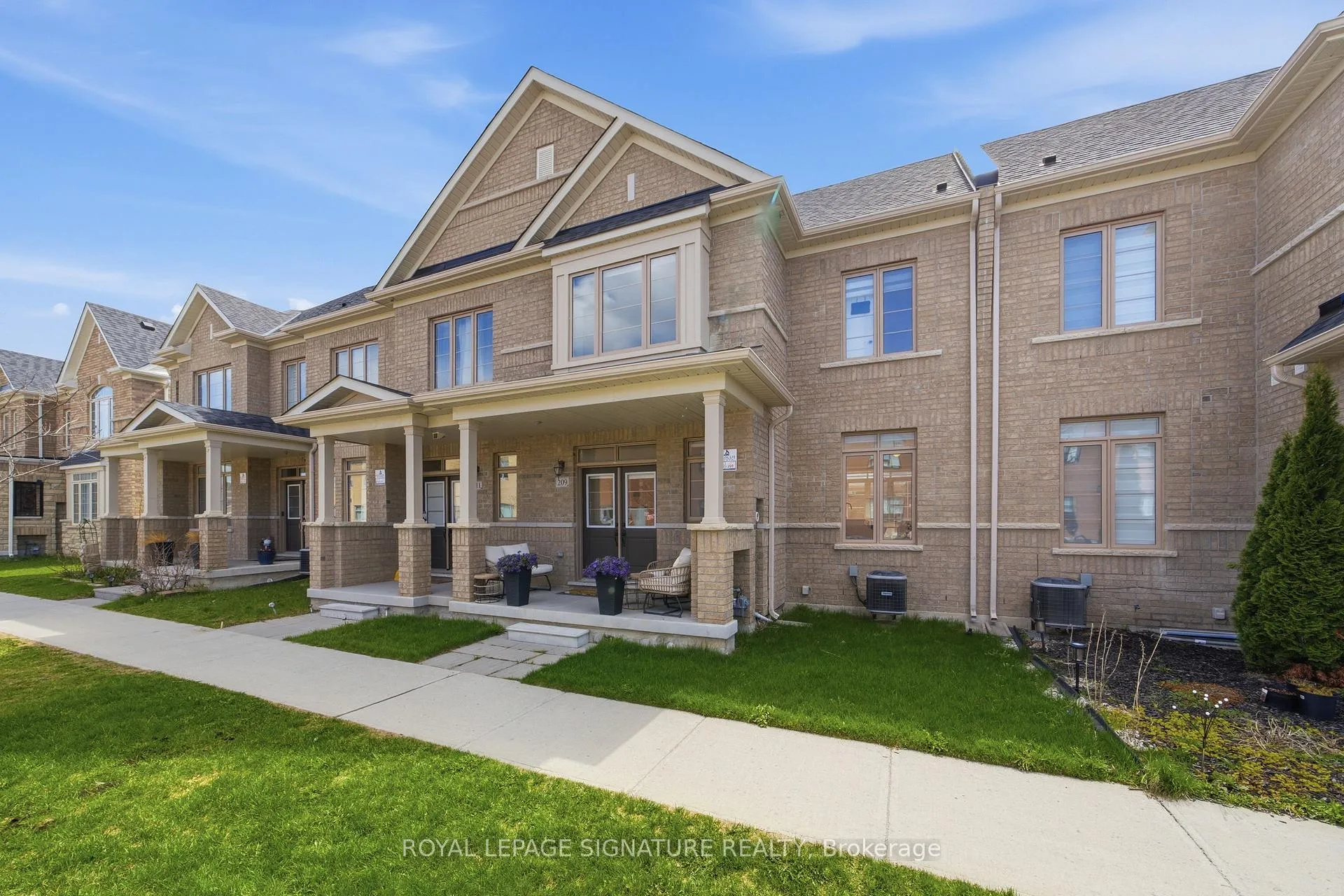 Photo 2 of 209 Clockwork Drive, Brampton, Northwest Brampton — HOMEH