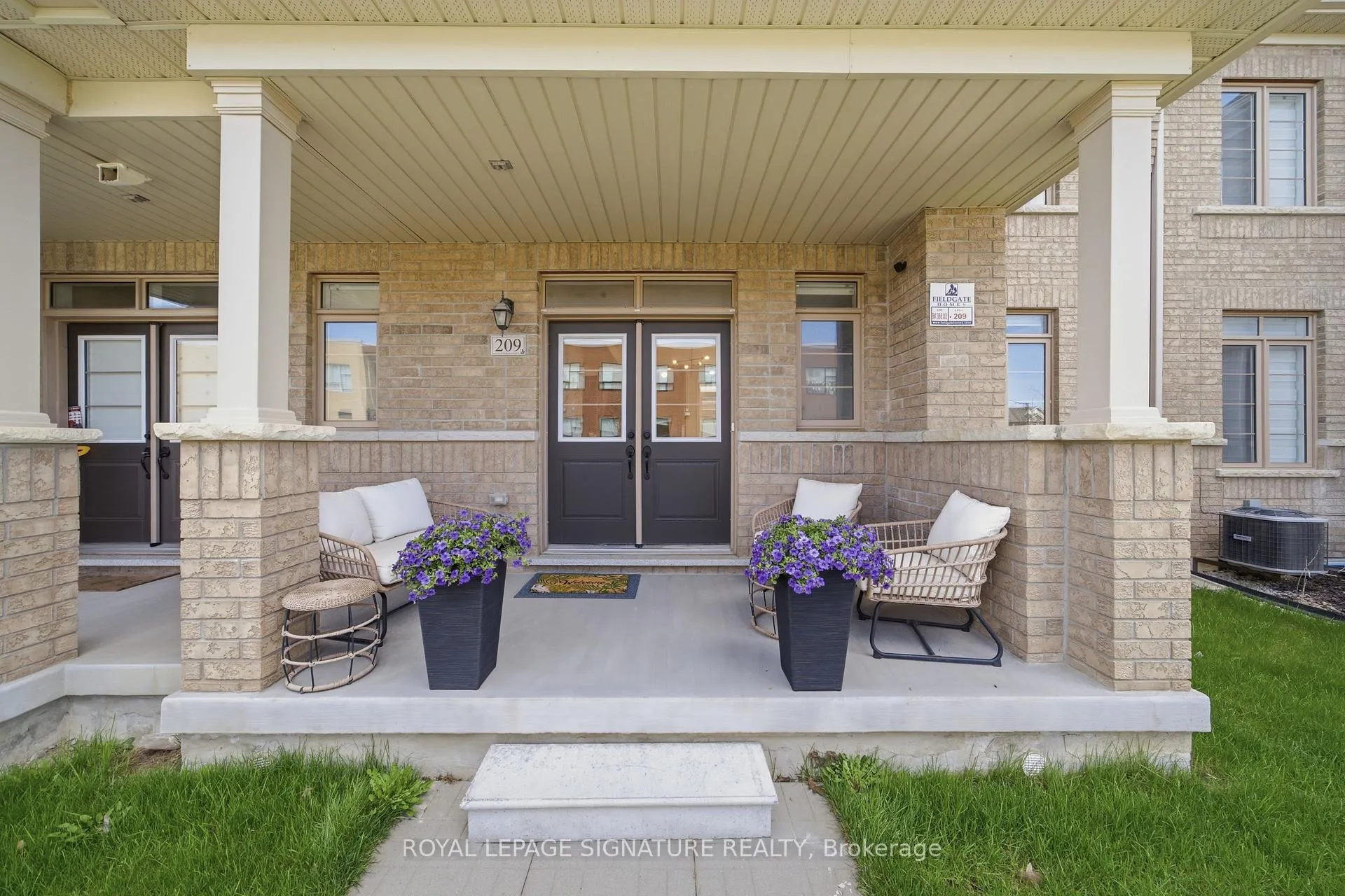 Photo 3 of 209 Clockwork Drive, Brampton, Northwest Brampton — HOMEH