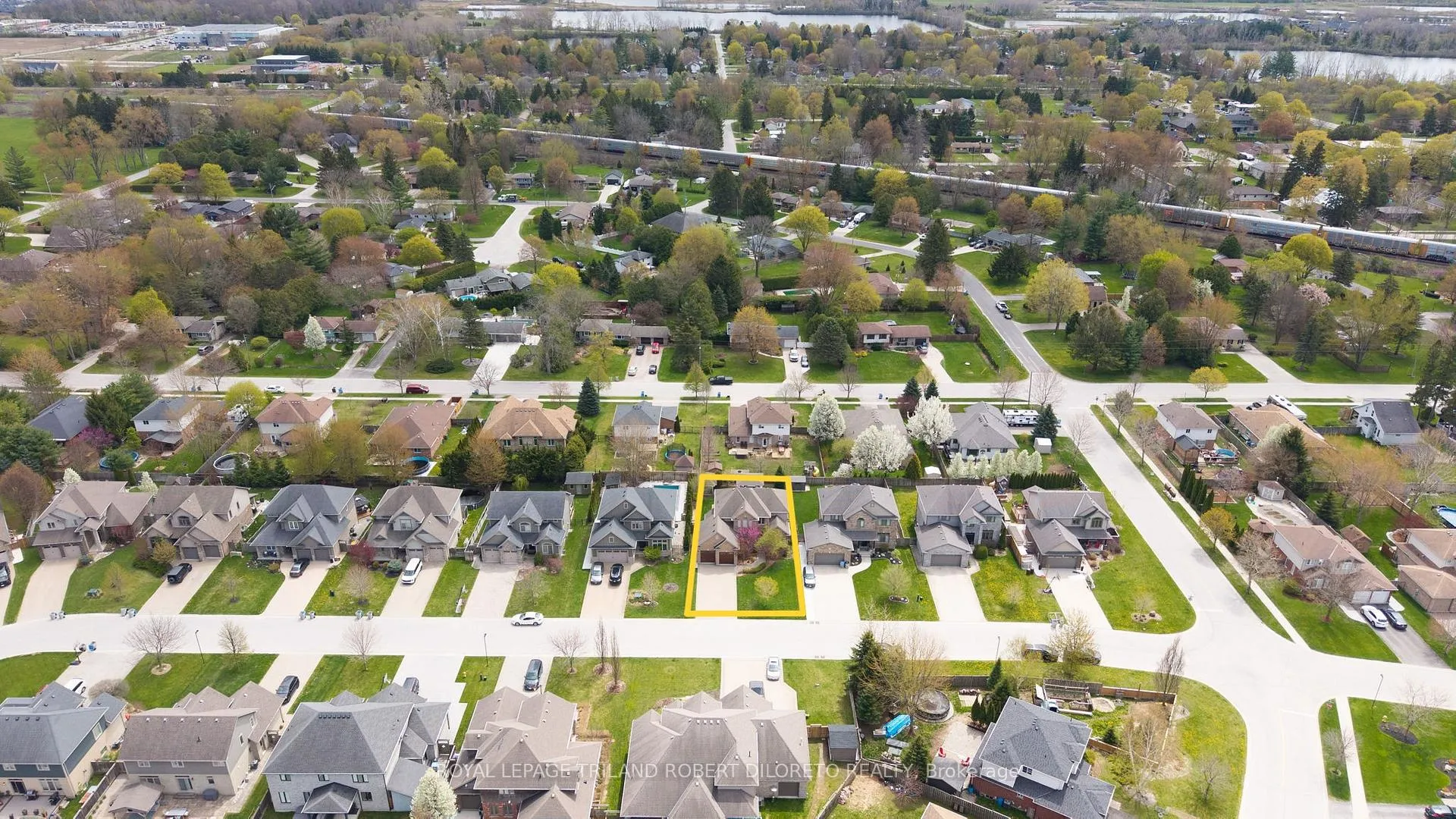 Photo 4 of 56 Fieldstone Crescent S, Middlesex Centre, Komoka — HOMEH
