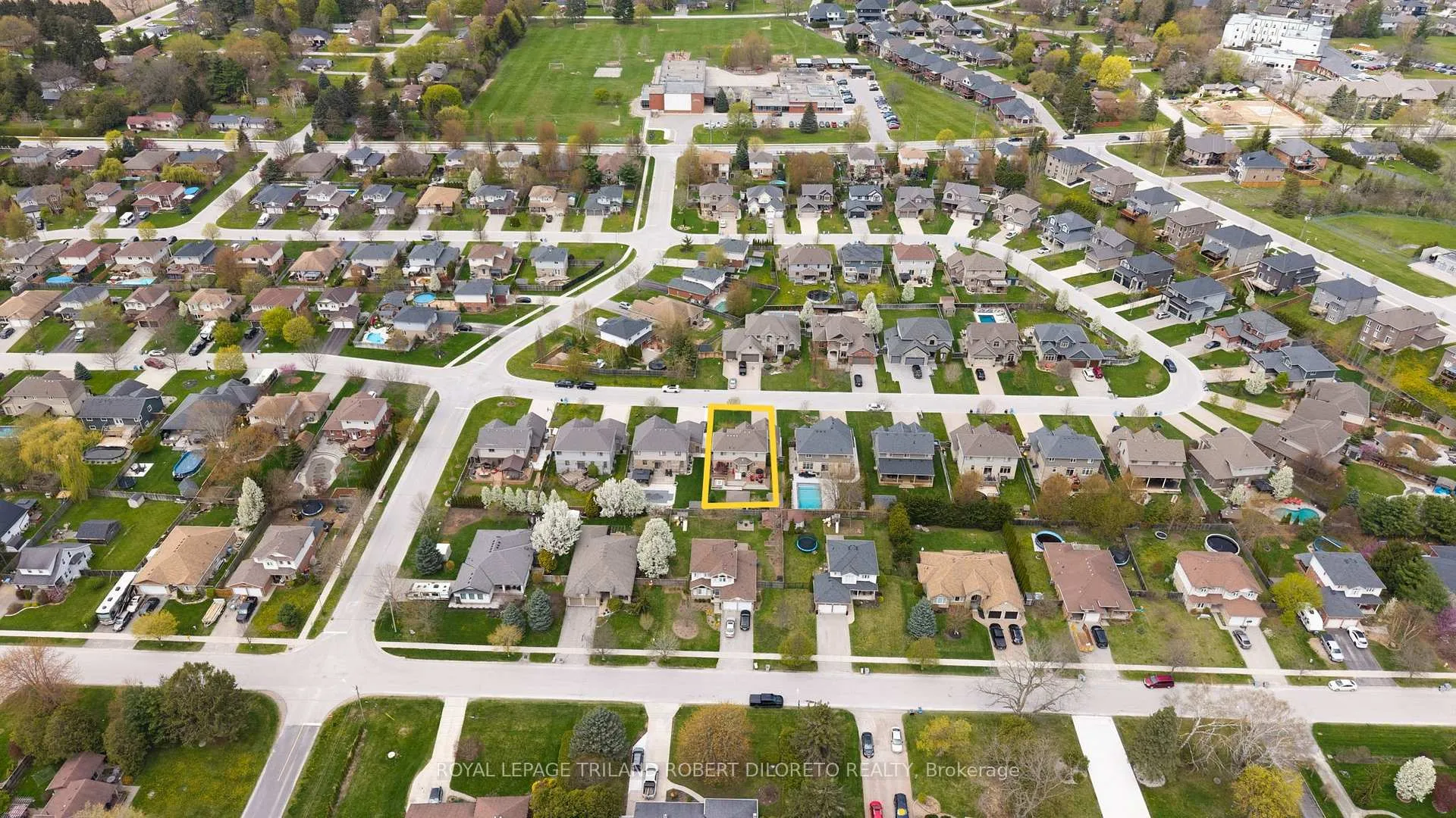 Photo 5 of 56 Fieldstone Crescent S, Middlesex Centre, Komoka — HOMEH