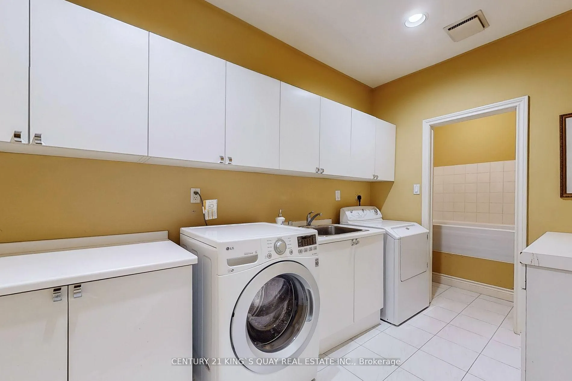 Photo 11 of 20 limcombe Drive, Markham, Bayview Glen — HOMEH