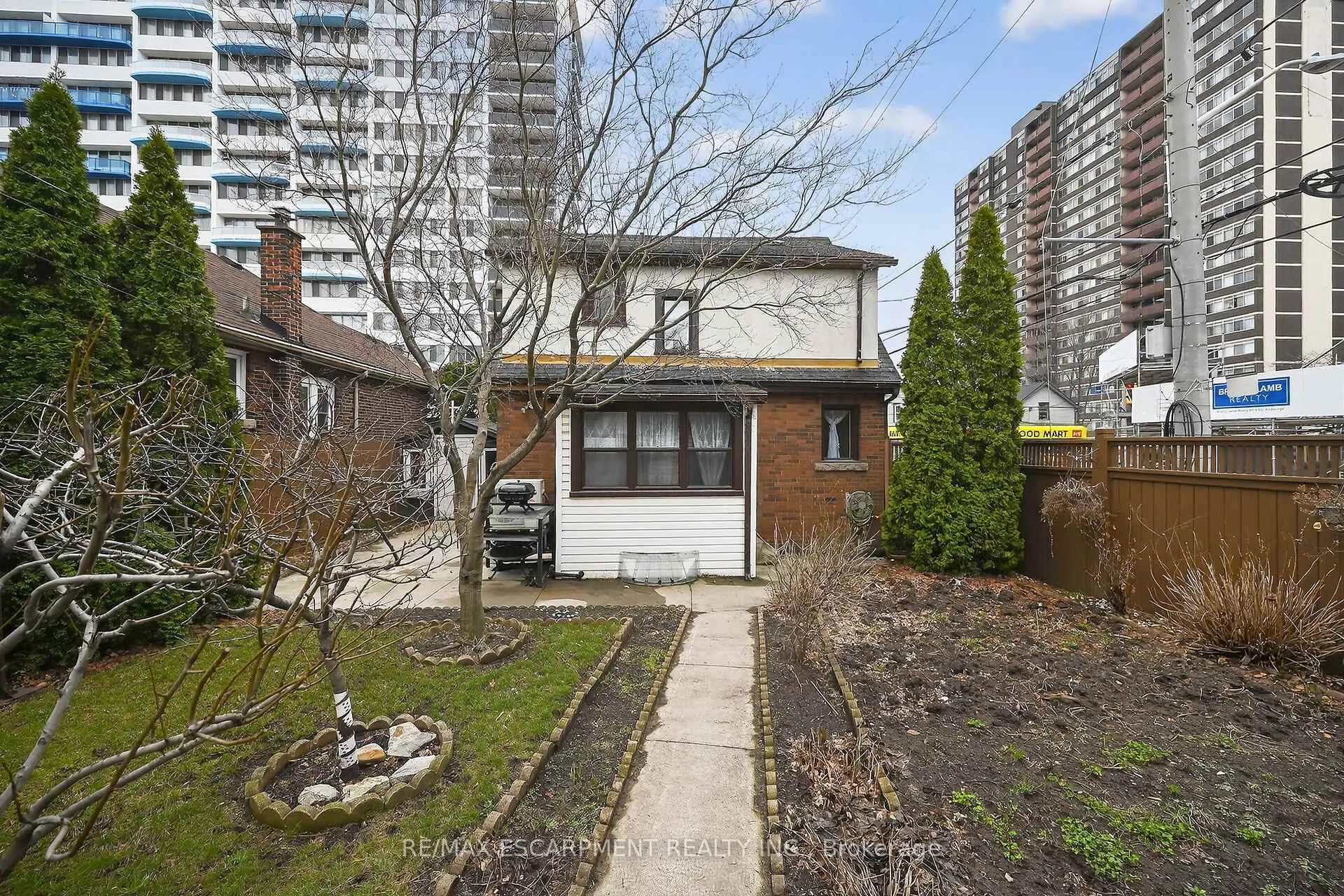 Photo 2 of 144 Hunter Street W, Hamilton, Durand — HOMEH