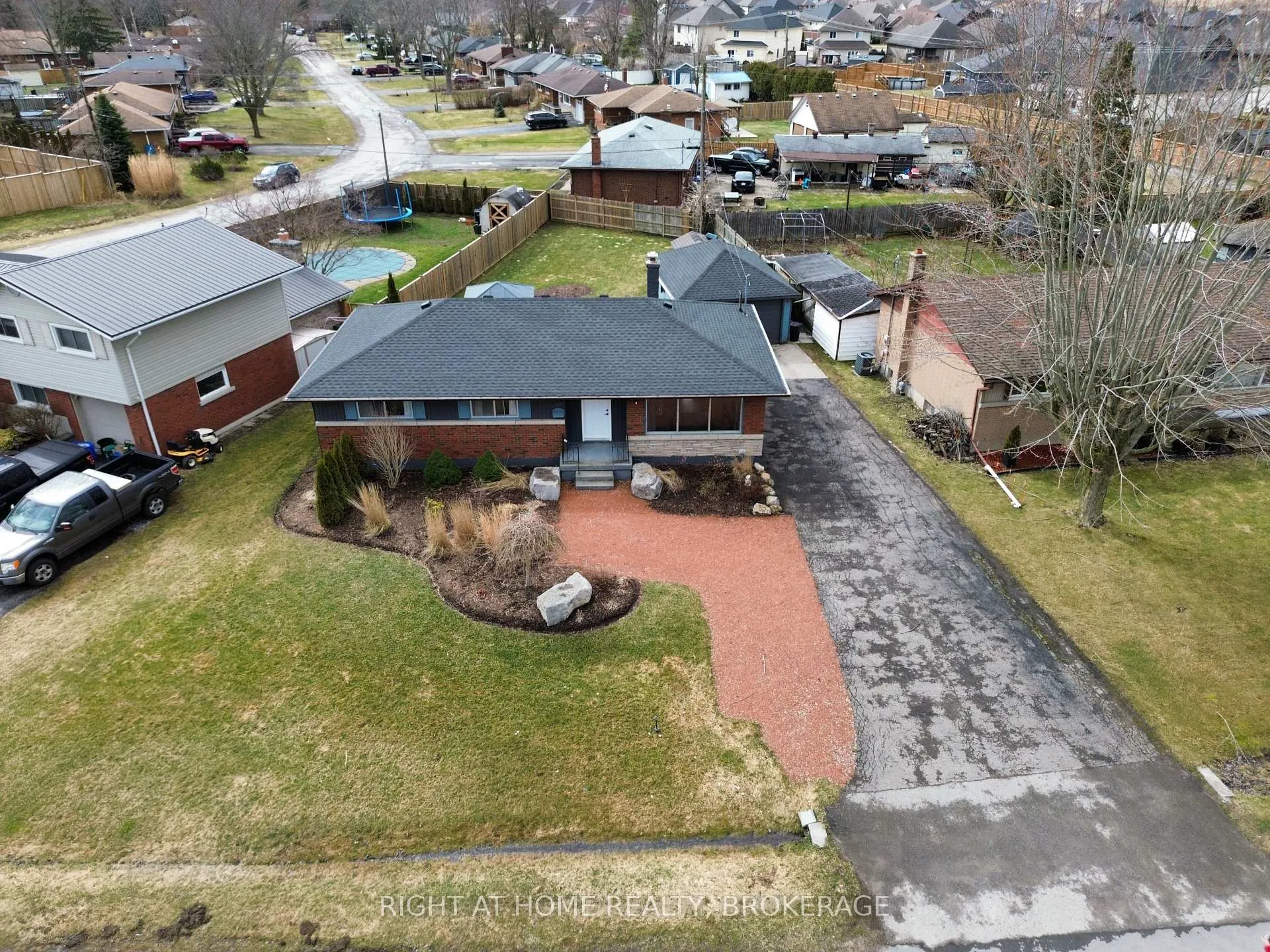 Photo 4 of 105 Glenwood Parkway, Welland, Dain City — HOMEH