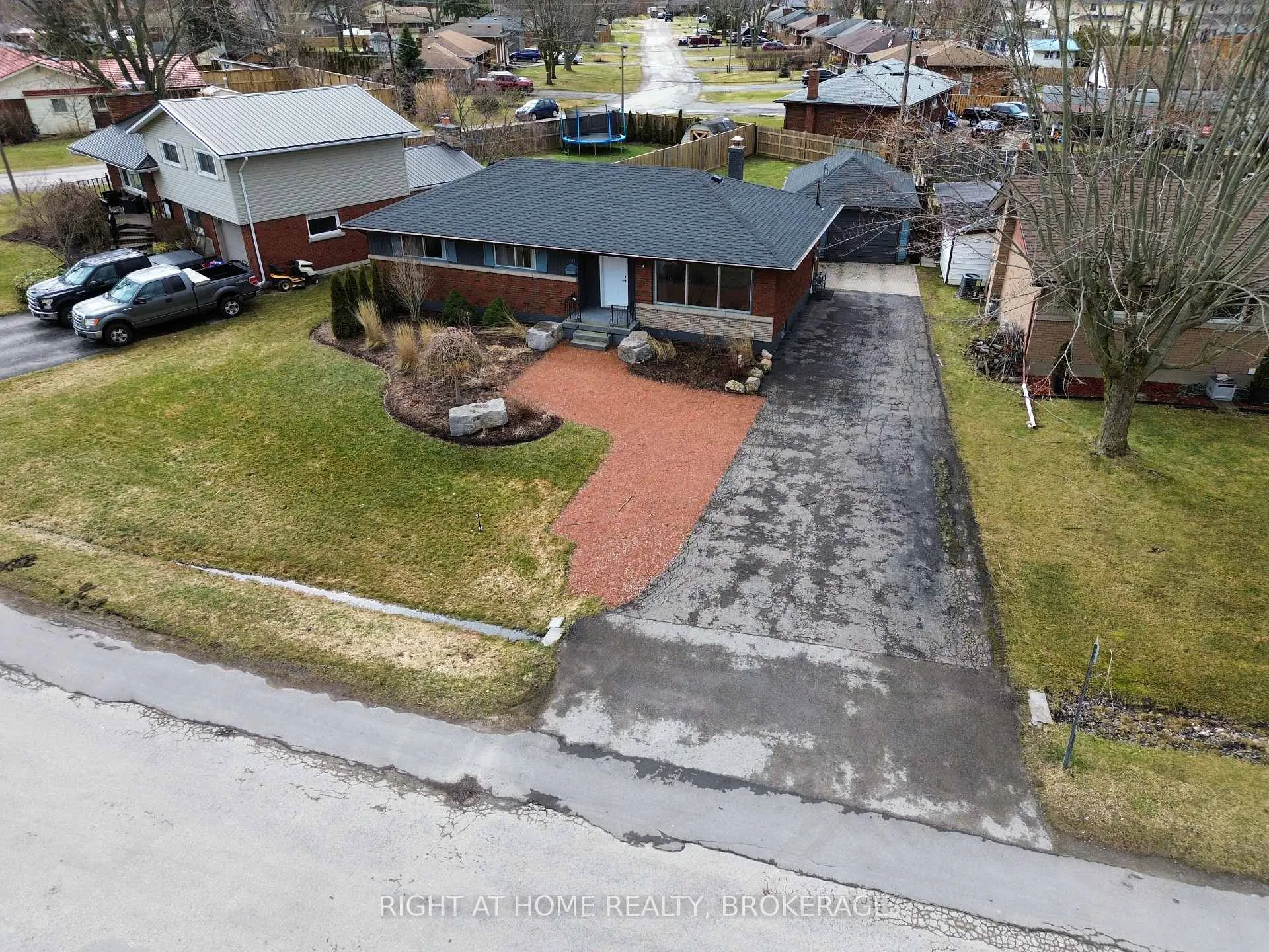 Photo 5 of 105 Glenwood Parkway, Welland, Dain City — HOMEH