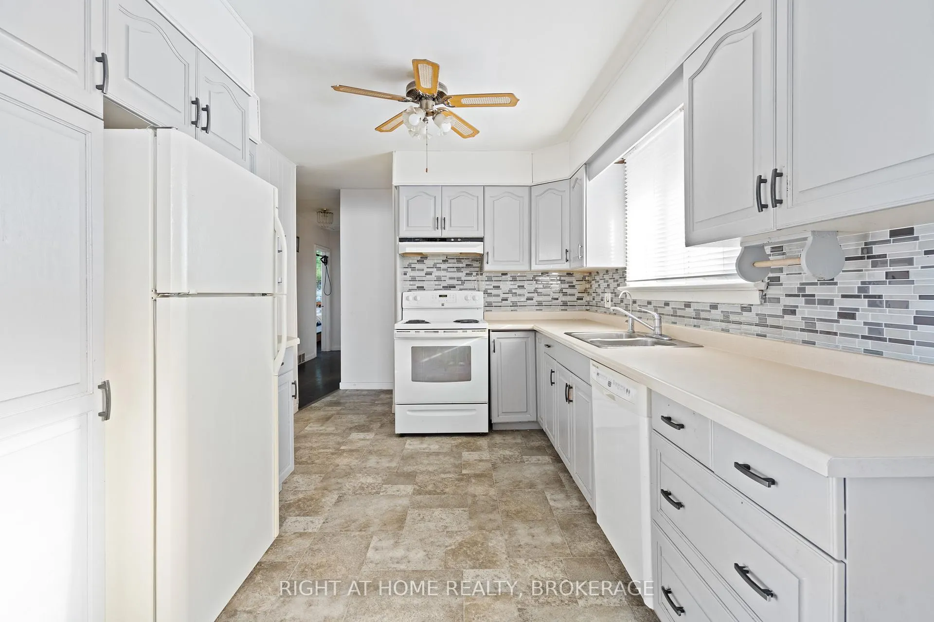 Photo 15 of 105 Glenwood Parkway, Welland, Dain City — HOMEH
