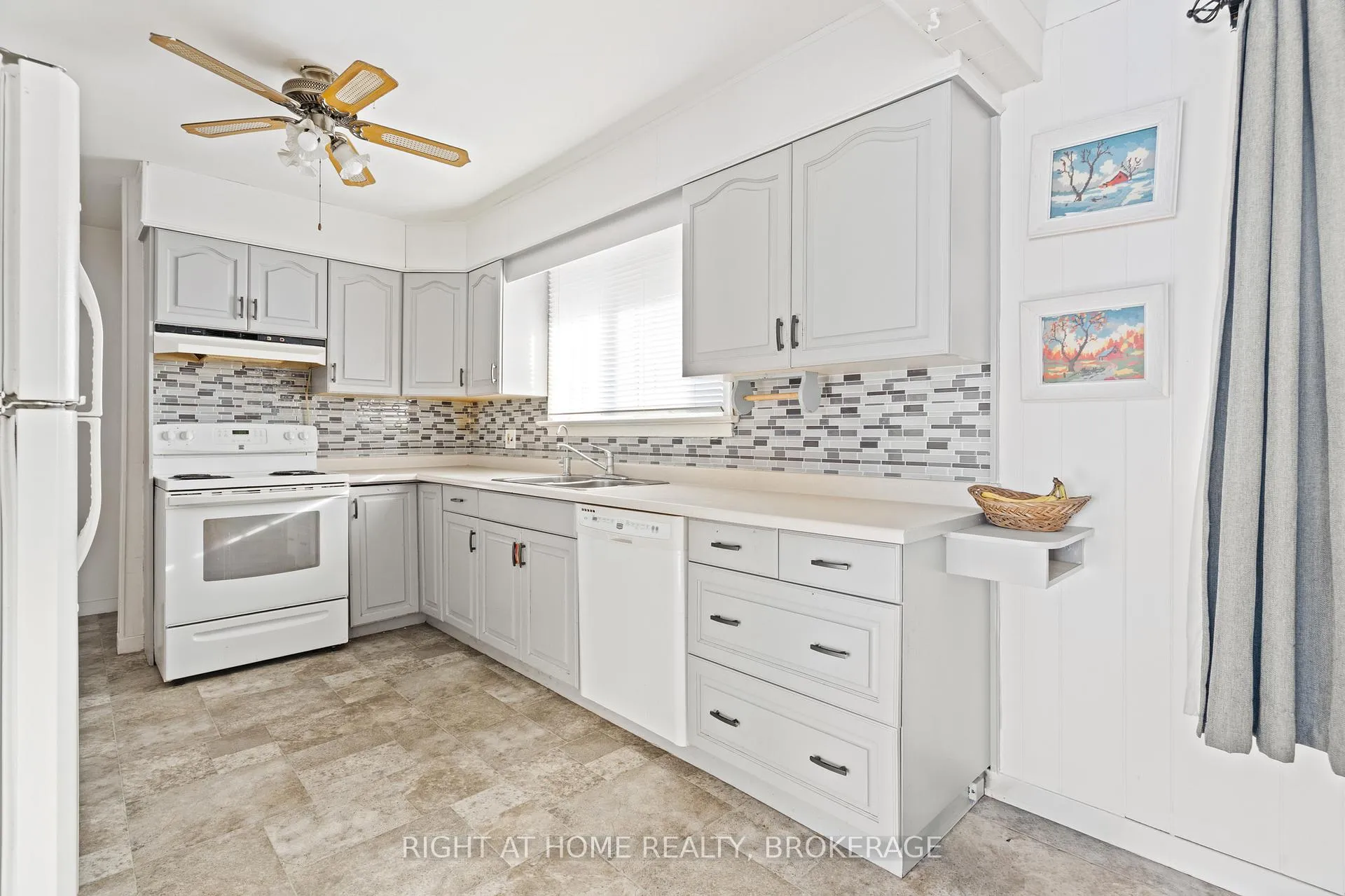 Photo 16 of 105 Glenwood Parkway, Welland, Dain City — HOMEH