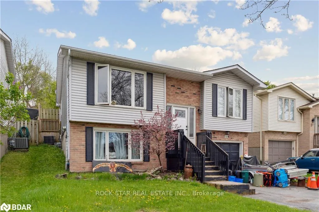 Photo 2 of 32 Hemlock Street, St. Catharines, Burleigh Hill — HOMEH