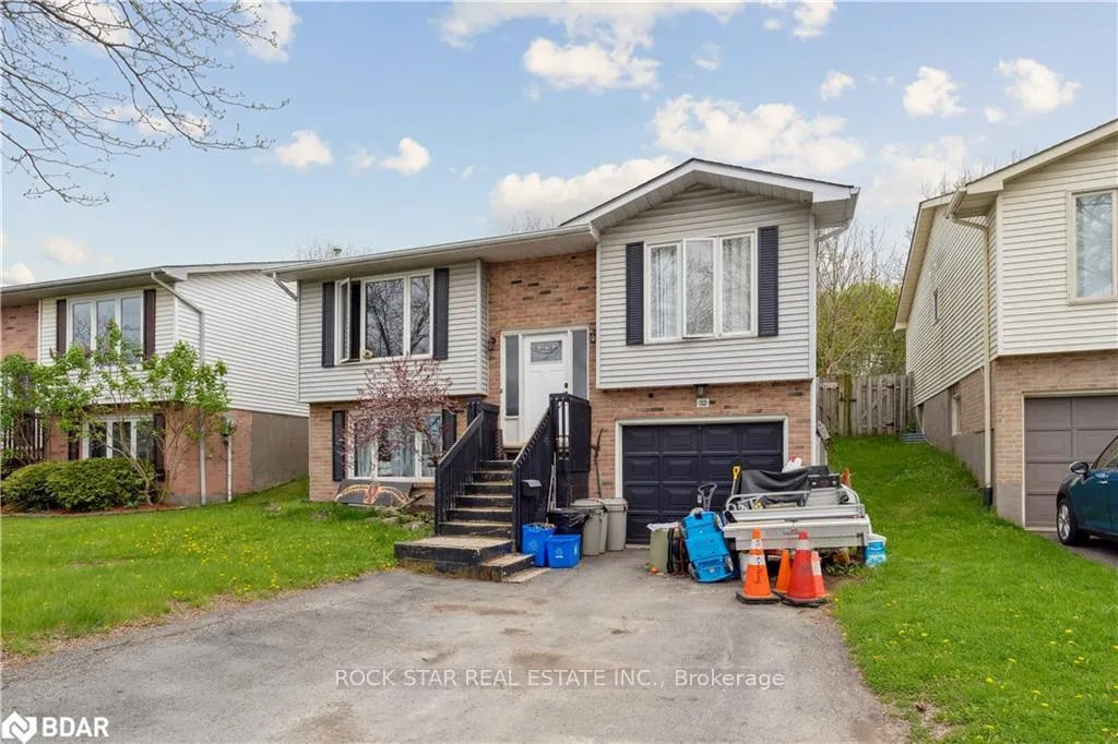 Photo 3 of 32 Hemlock Street, St. Catharines, Burleigh Hill — HOMEH