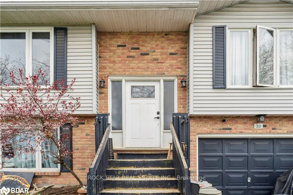 Photo 4 of 32 Hemlock Street, St. Catharines, Burleigh Hill — HOMEH