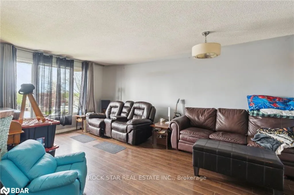 Photo 7 of 32 Hemlock Street, St. Catharines, Burleigh Hill — HOMEH