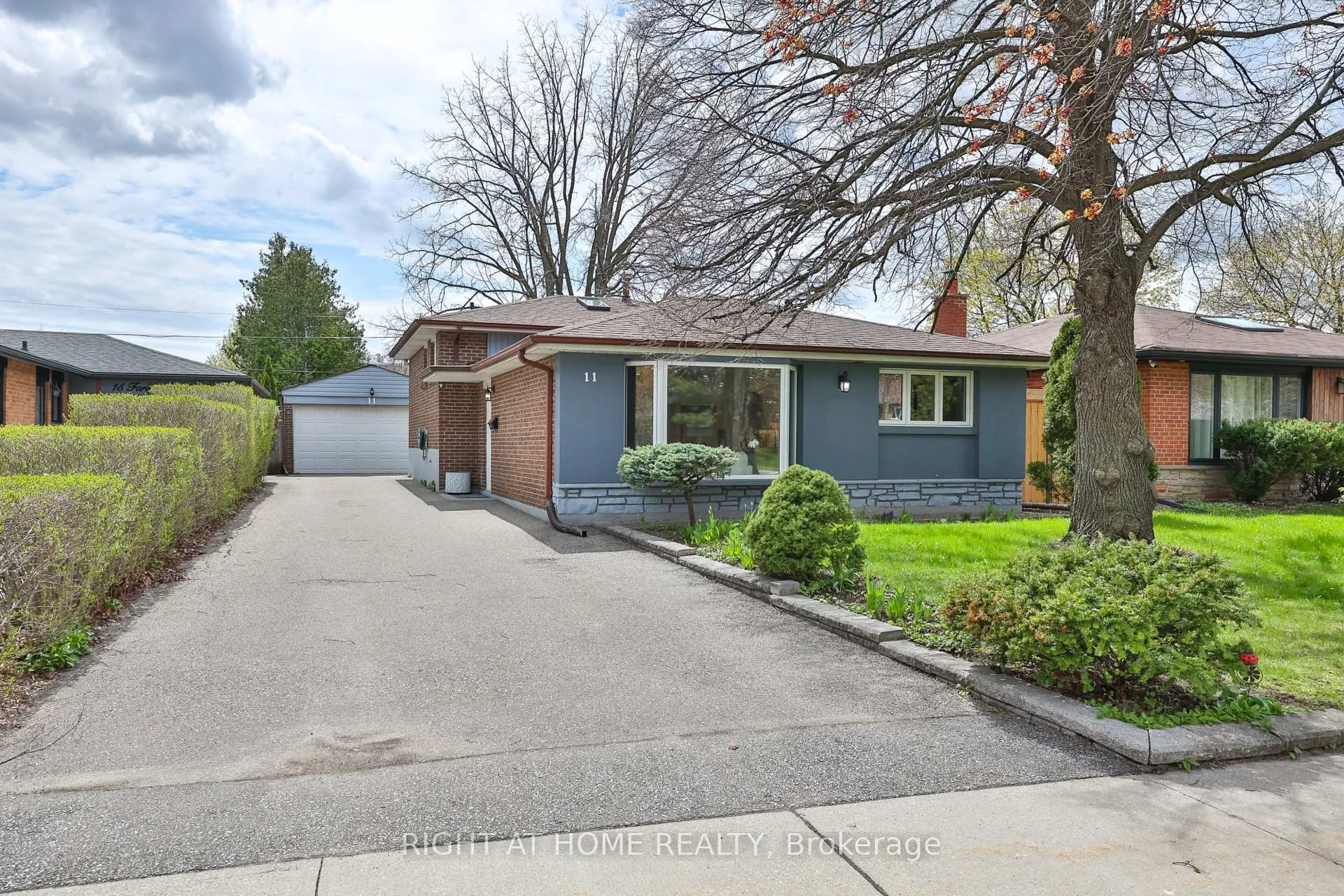 Photo 1 of 11 Farley Crescent, Etobicoke, Willowridge-Martingrove-Richview — HOMEH