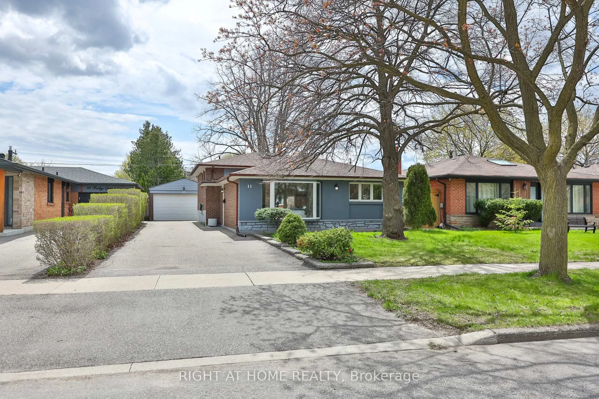 Photo 2 of 11 Farley Crescent, Etobicoke, Willowridge-Martingrove-Richview — HOMEH