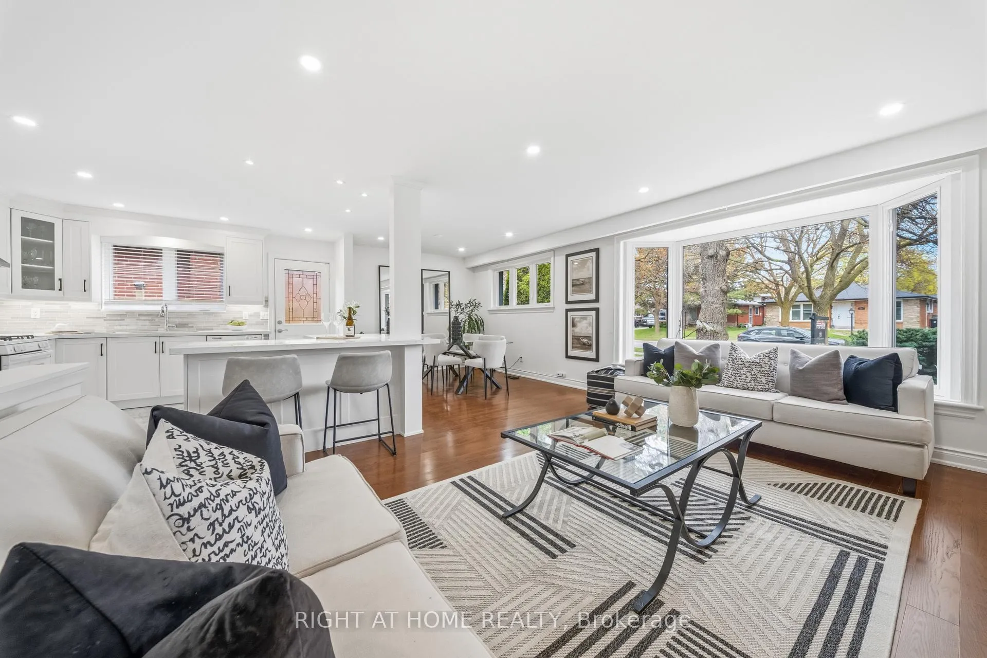 Photo 3 of 11 Farley Crescent, Etobicoke, Willowridge-Martingrove-Richview — HOMEH