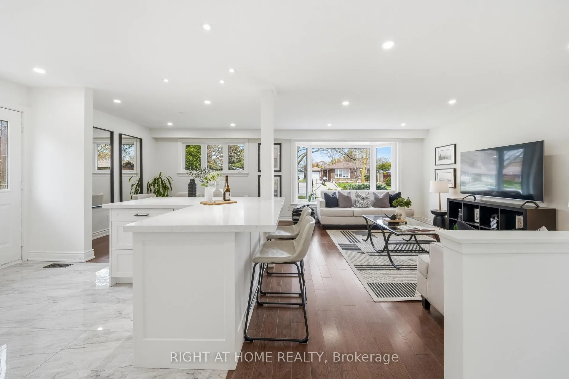 Photo 4 of 11 Farley Crescent, Etobicoke, Willowridge-Martingrove-Richview — HOMEH