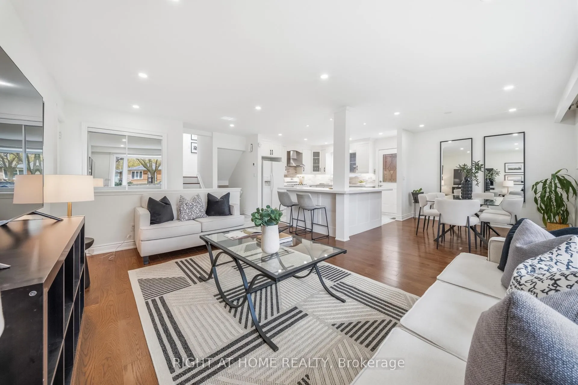 Photo 5 of 11 Farley Crescent, Etobicoke, Willowridge-Martingrove-Richview — HOMEH