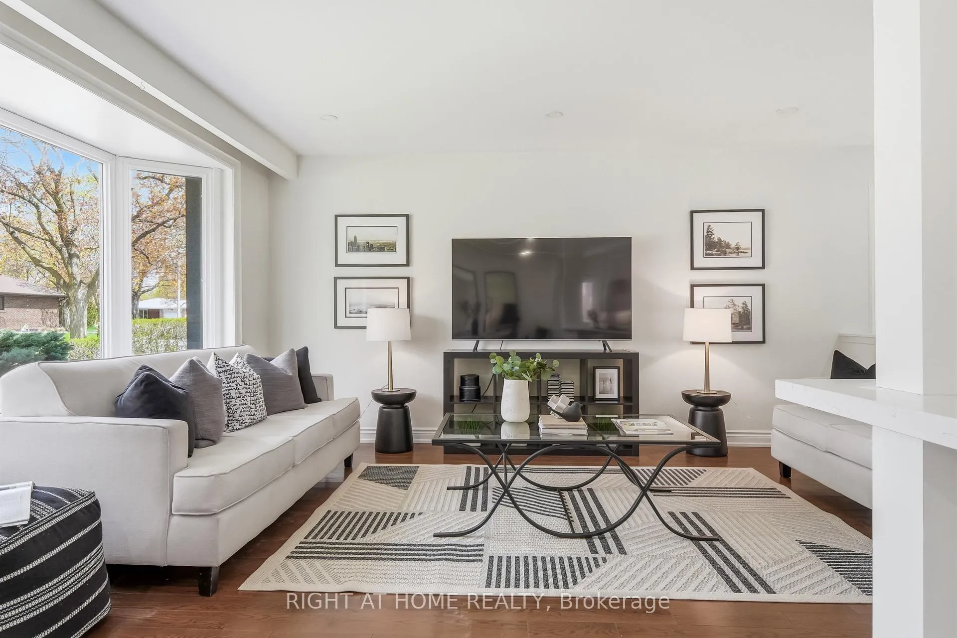 Photo 7 of 11 Farley Crescent, Etobicoke, Willowridge-Martingrove-Richview — HOMEH