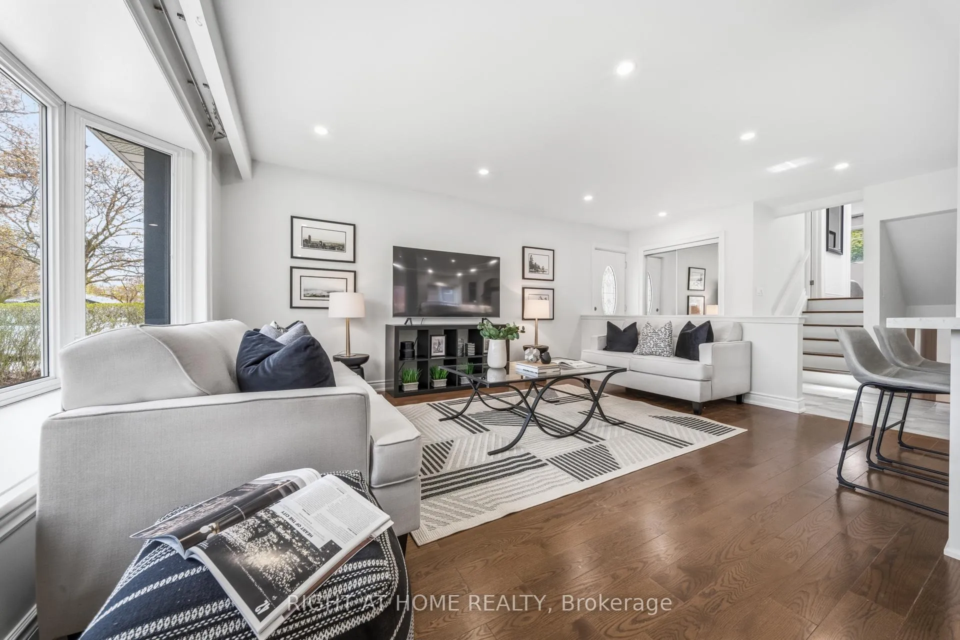 Photo 8 of 11 Farley Crescent, Etobicoke, Willowridge-Martingrove-Richview — HOMEH