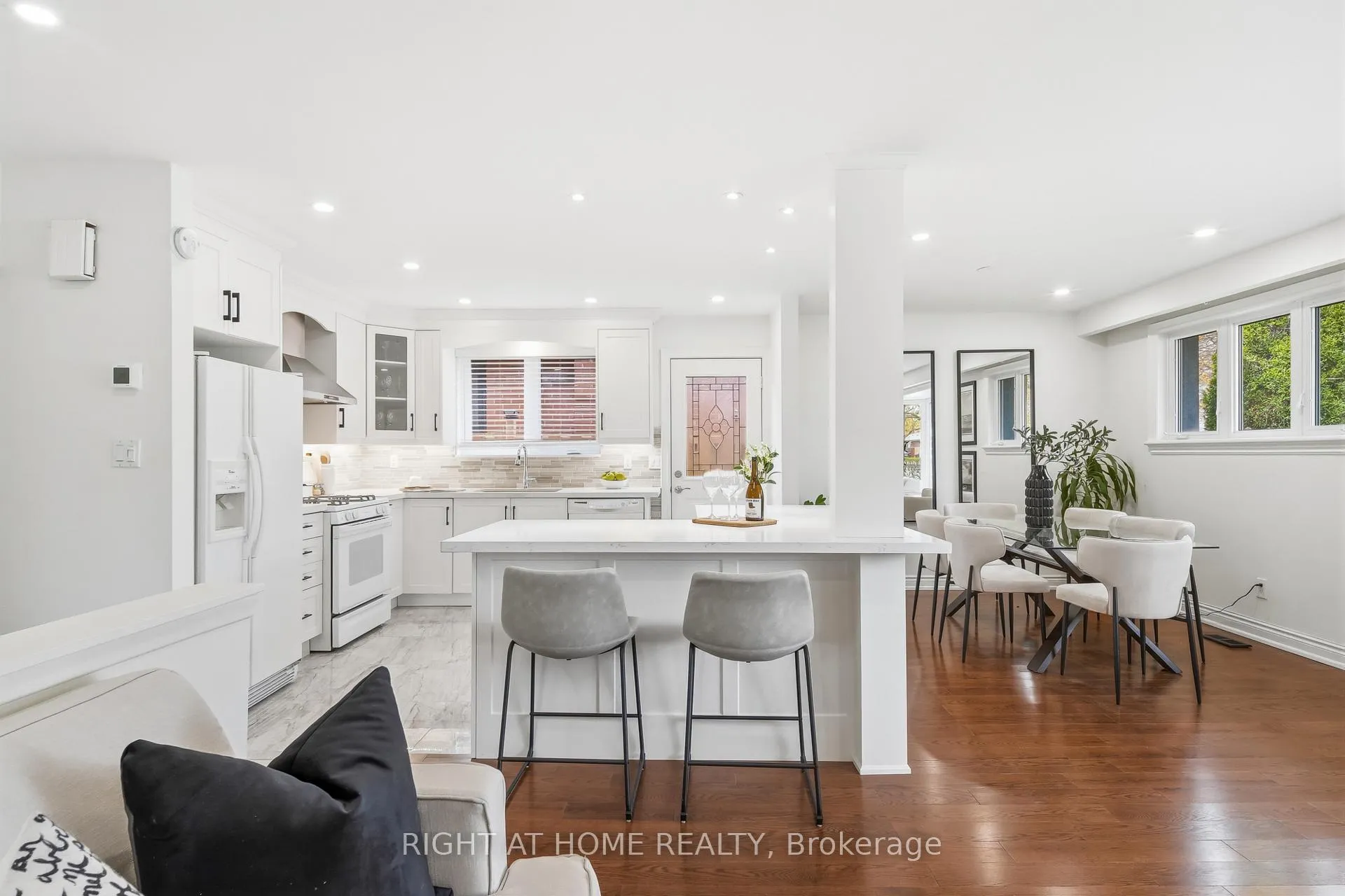 Photo 9 of 11 Farley Crescent, Etobicoke, Willowridge-Martingrove-Richview — HOMEH