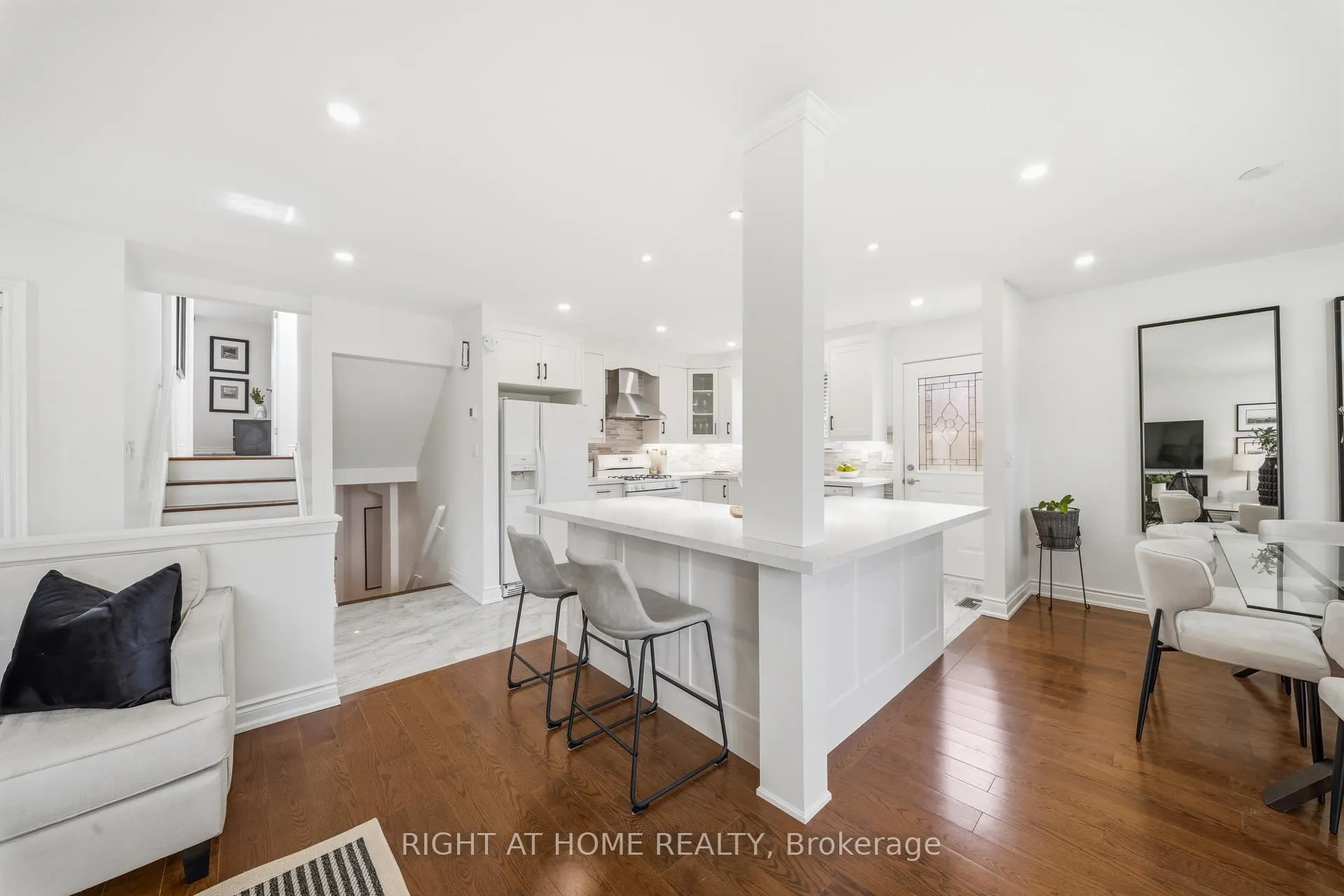 Photo 10 of 11 Farley Crescent, Etobicoke, Willowridge-Martingrove-Richview — HOMEH