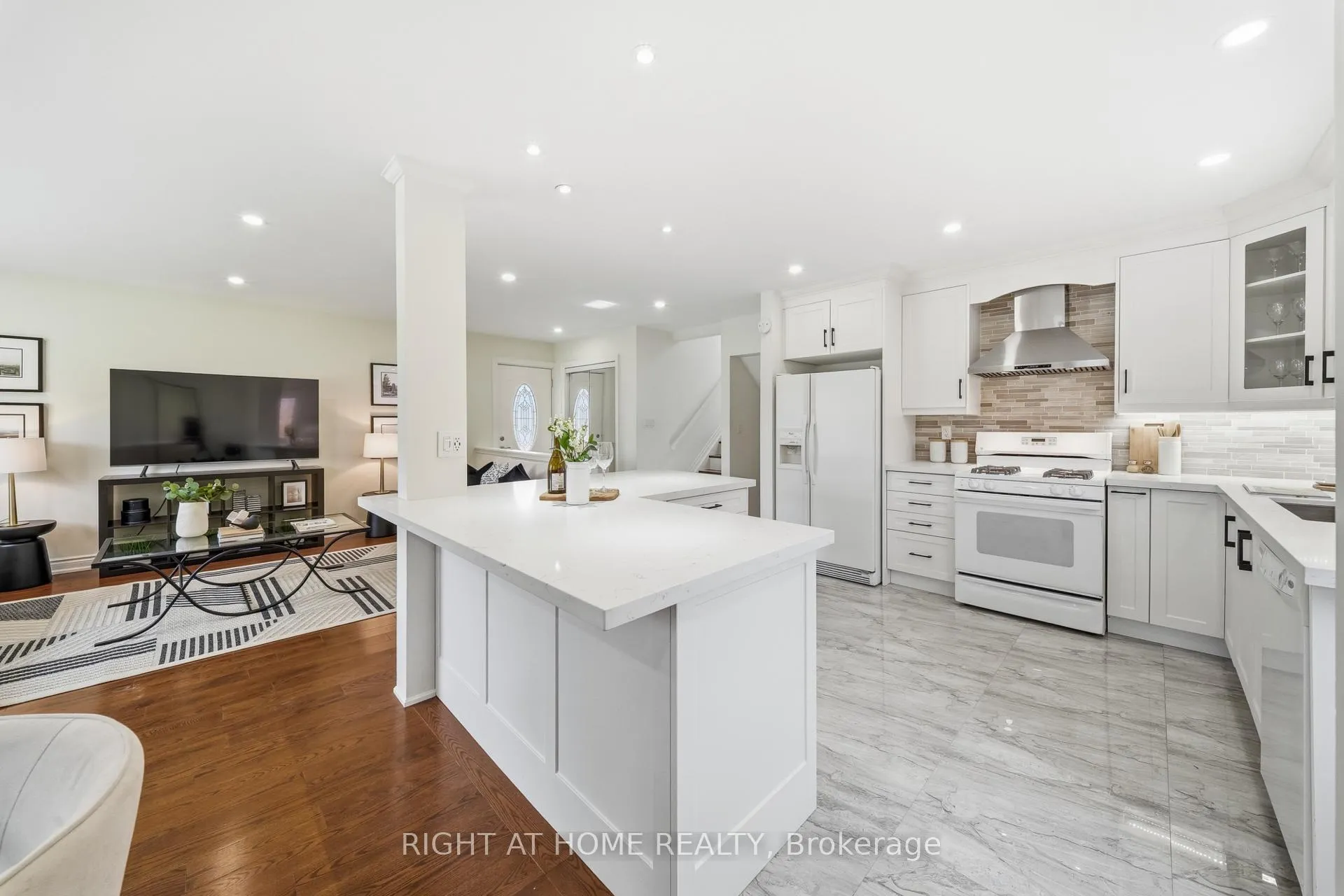 Photo 12 of 11 Farley Crescent, Etobicoke, Willowridge-Martingrove-Richview — HOMEH