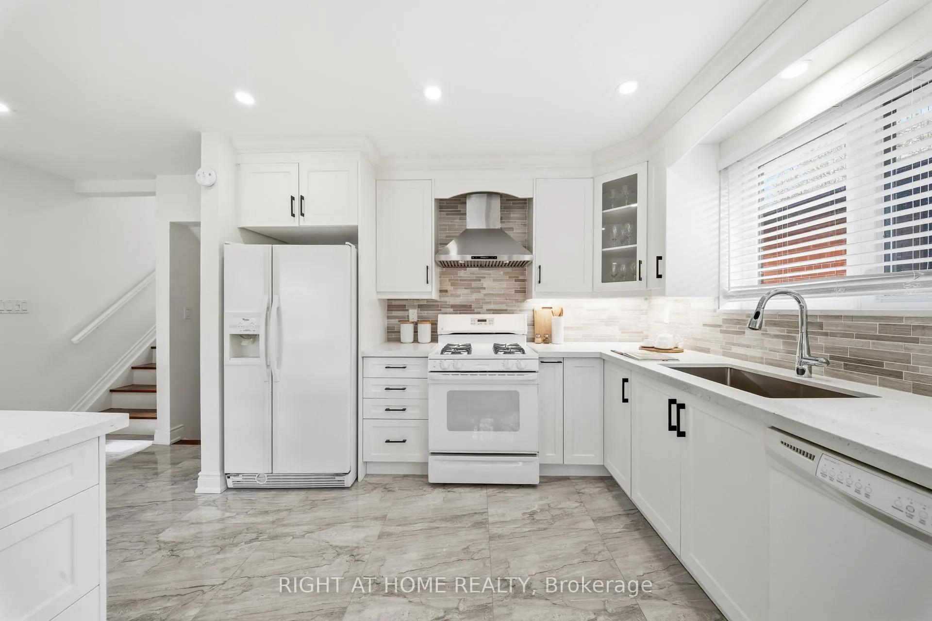 Photo 13 of 11 Farley Crescent, Etobicoke, Willowridge-Martingrove-Richview — HOMEH