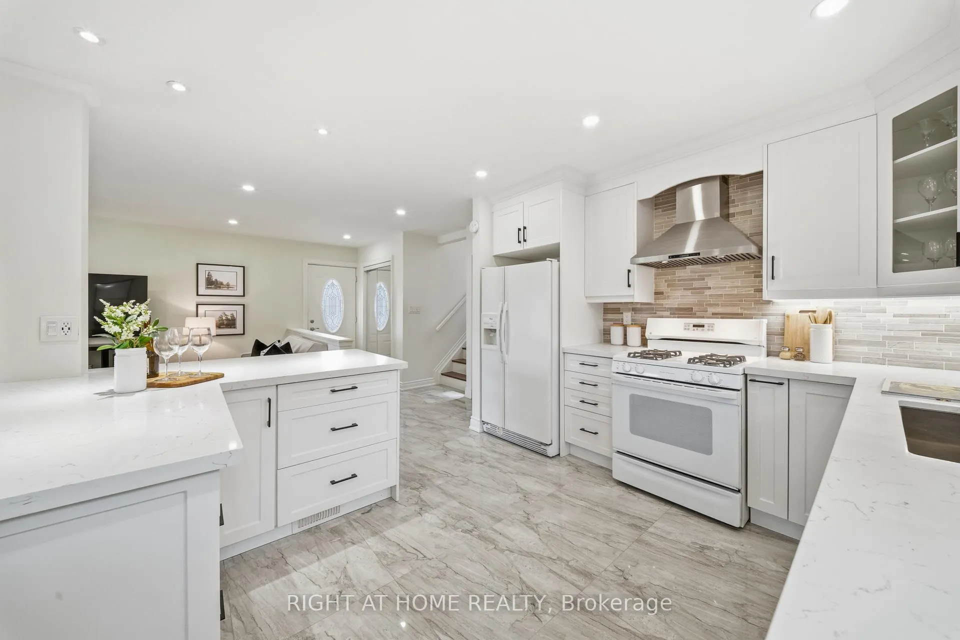 Photo 14 of 11 Farley Crescent, Etobicoke, Willowridge-Martingrove-Richview — HOMEH