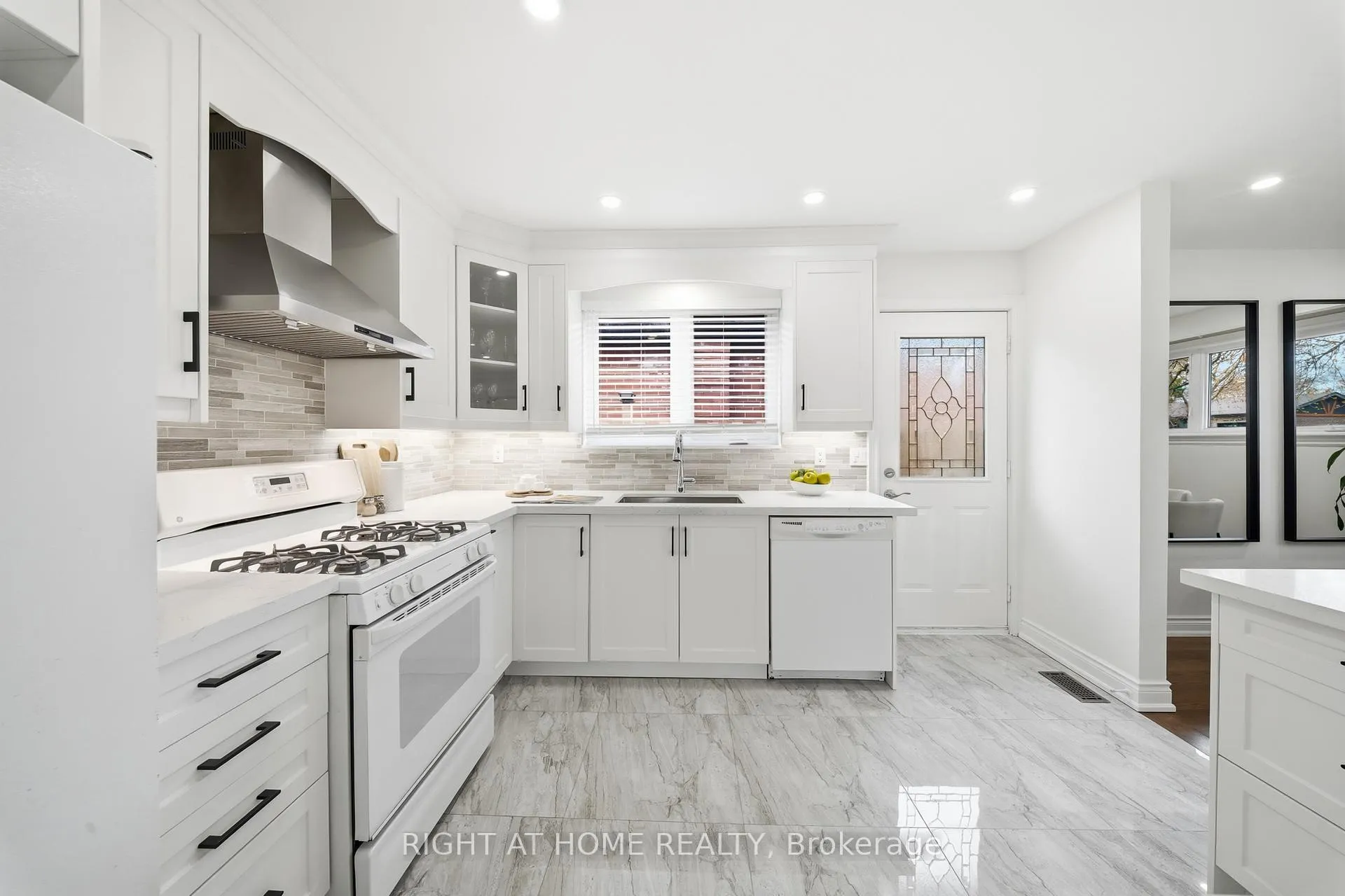 Photo 15 of 11 Farley Crescent, Etobicoke, Willowridge-Martingrove-Richview — HOMEH