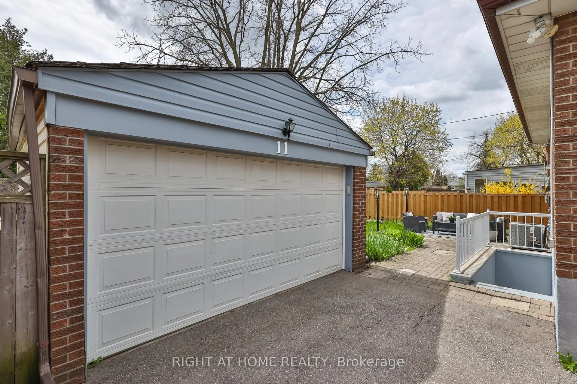 Photo 41 of 11 Farley Crescent, Etobicoke, Willowridge-Martingrove-Richview — HOMEH