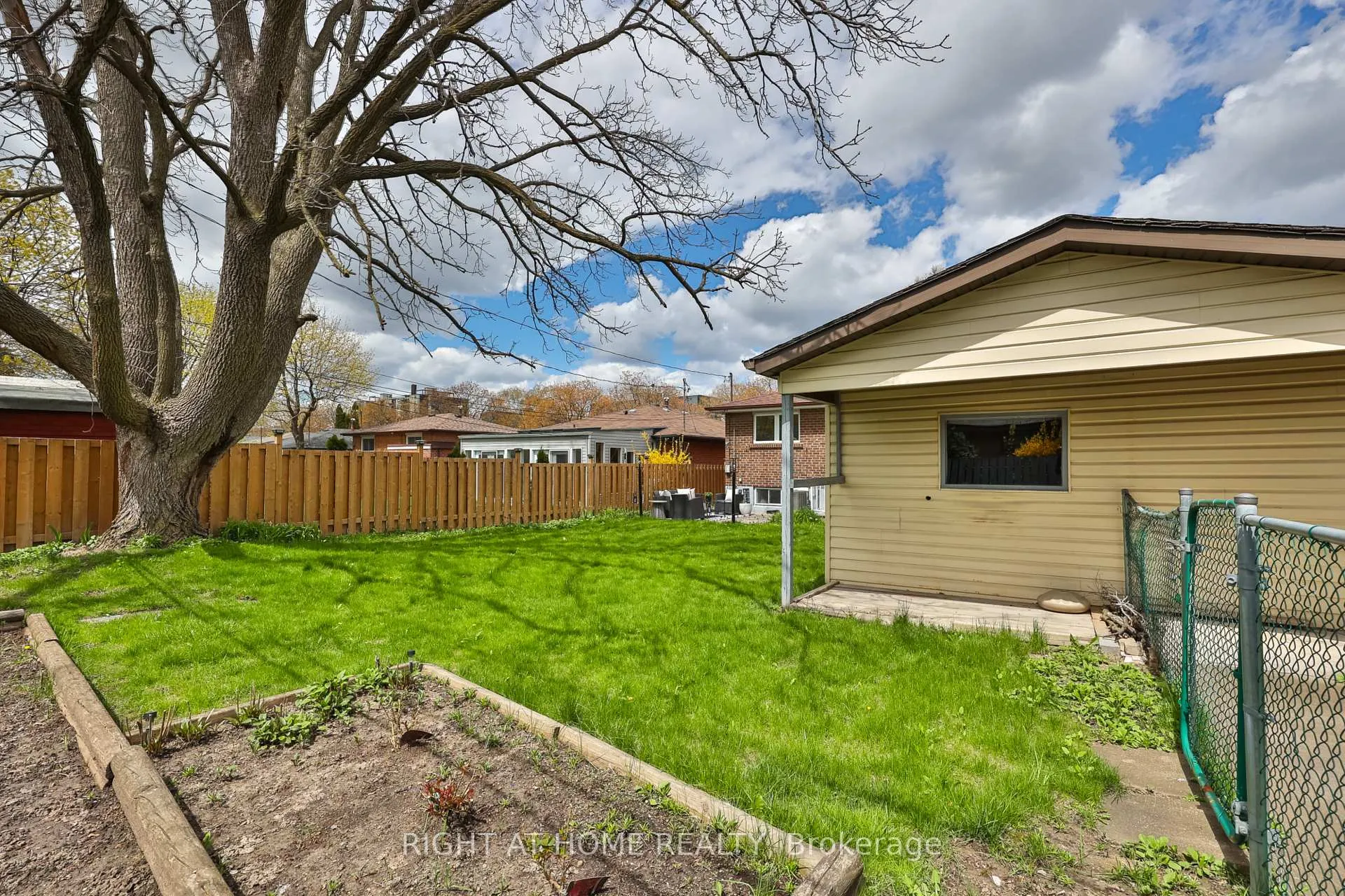 Photo 45 of 11 Farley Crescent, Etobicoke, Willowridge-Martingrove-Richview — HOMEH