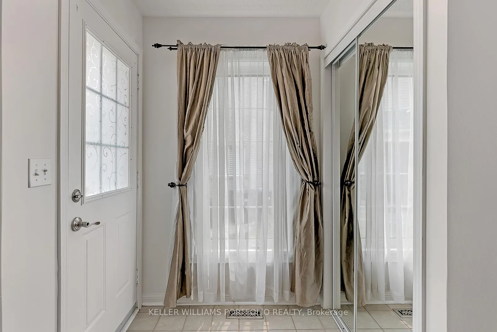 Photo 4 of 1458 Quest Circle, Mississauga, Meadowvale Village — HOMEH