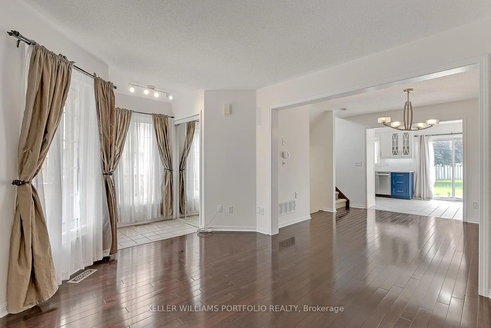 Photo 5 of 1458 Quest Circle, Mississauga, Meadowvale Village — HOMEH