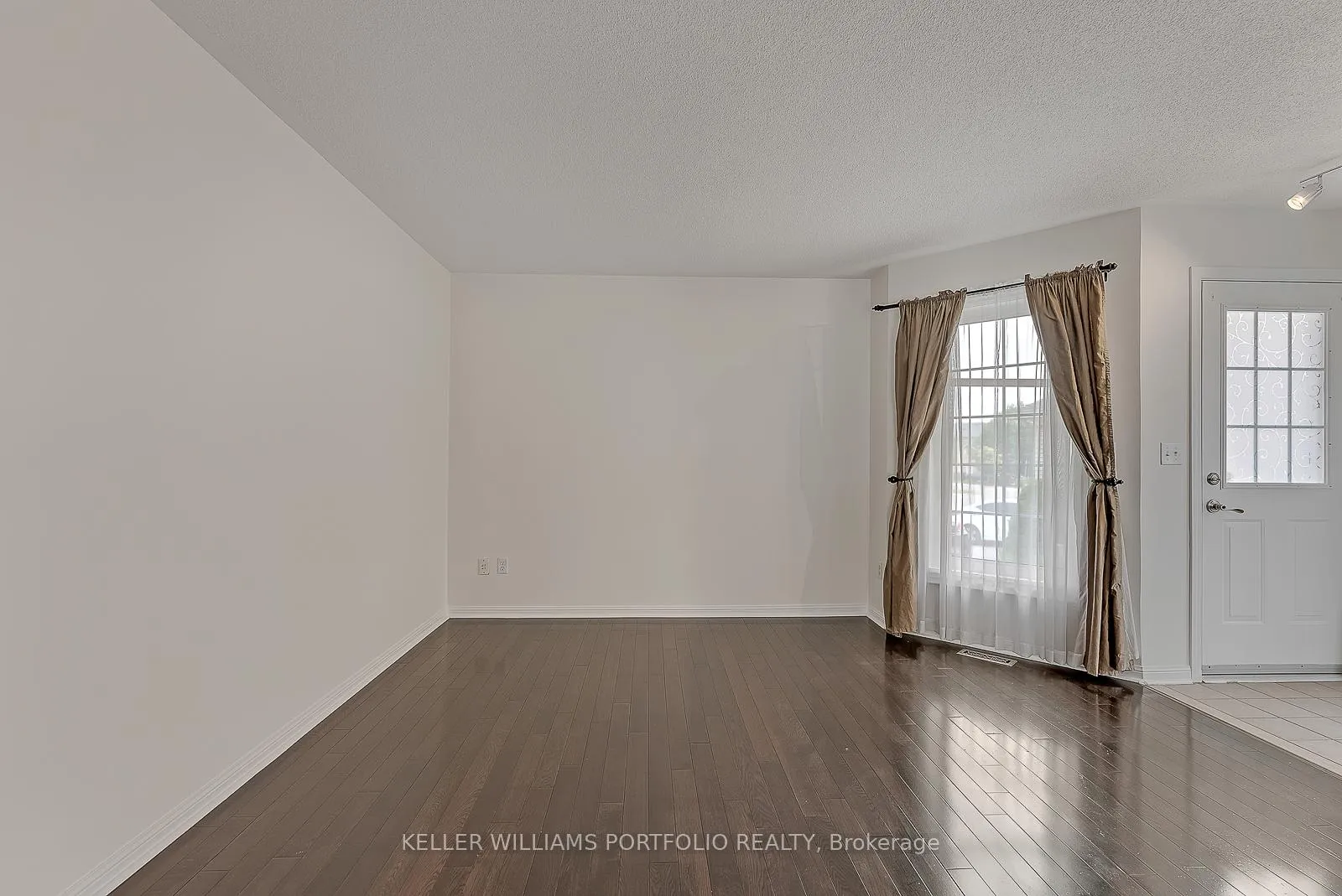 Photo 7 of 1458 Quest Circle, Mississauga, Meadowvale Village — HOMEH