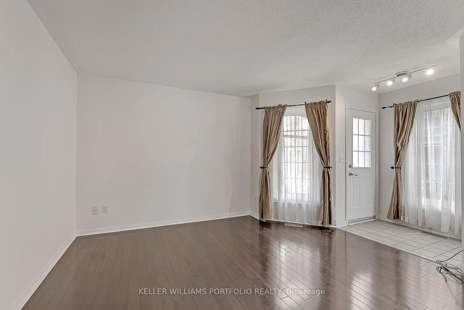 Photo 8 of 1458 Quest Circle, Mississauga, Meadowvale Village — HOMEH