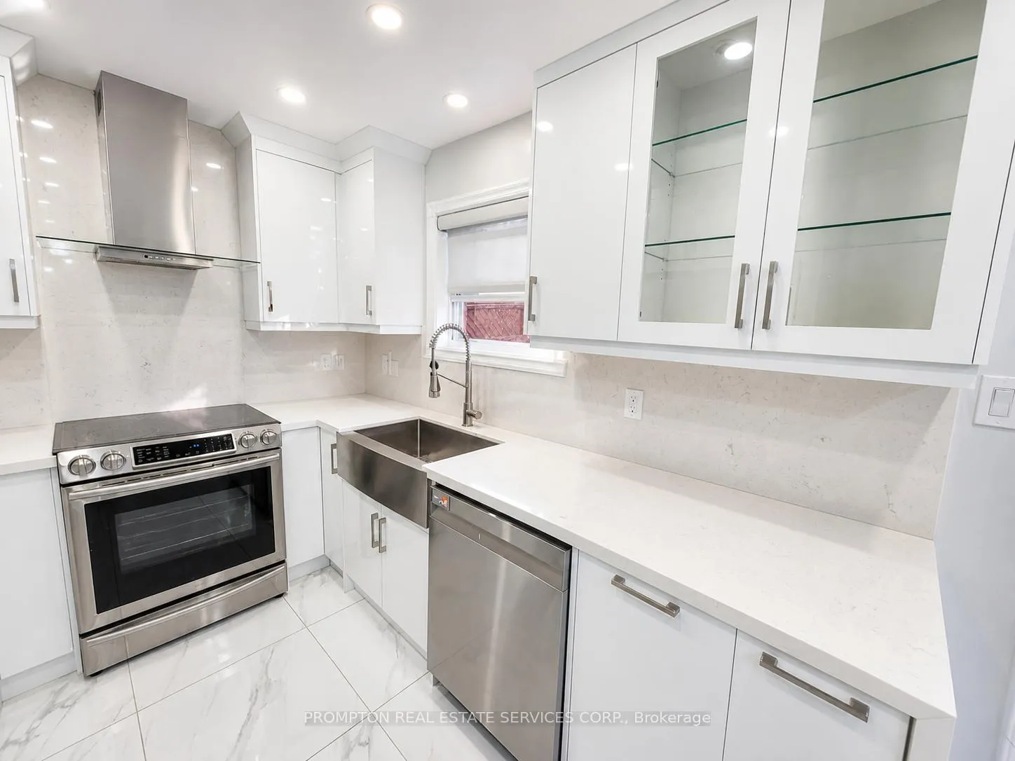 Photo 5 of 108 Parktree Drive, Vaughan, Maple — HOMEH
