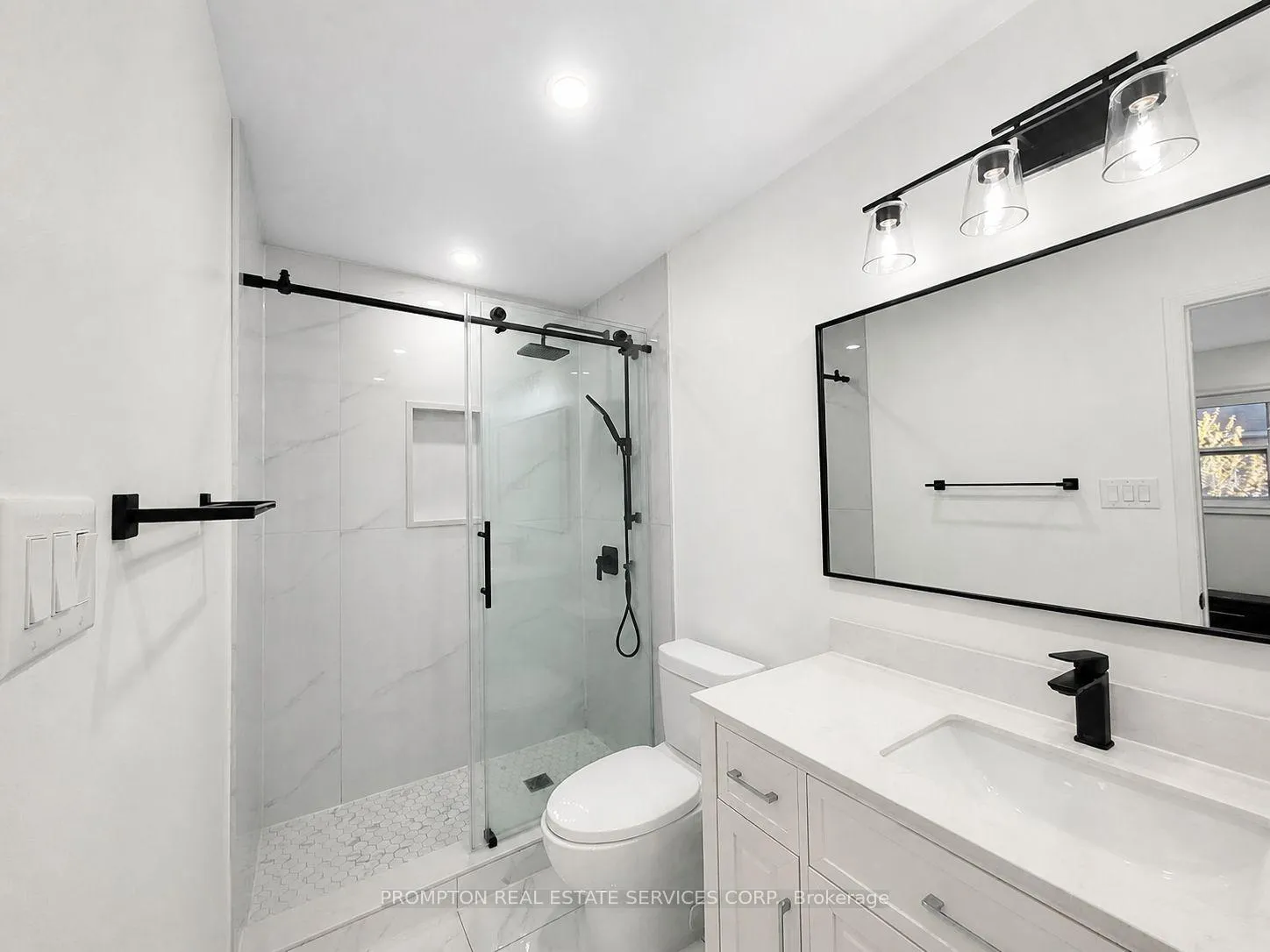 Photo 8 of 108 Parktree Drive, Vaughan, Maple — HOMEH