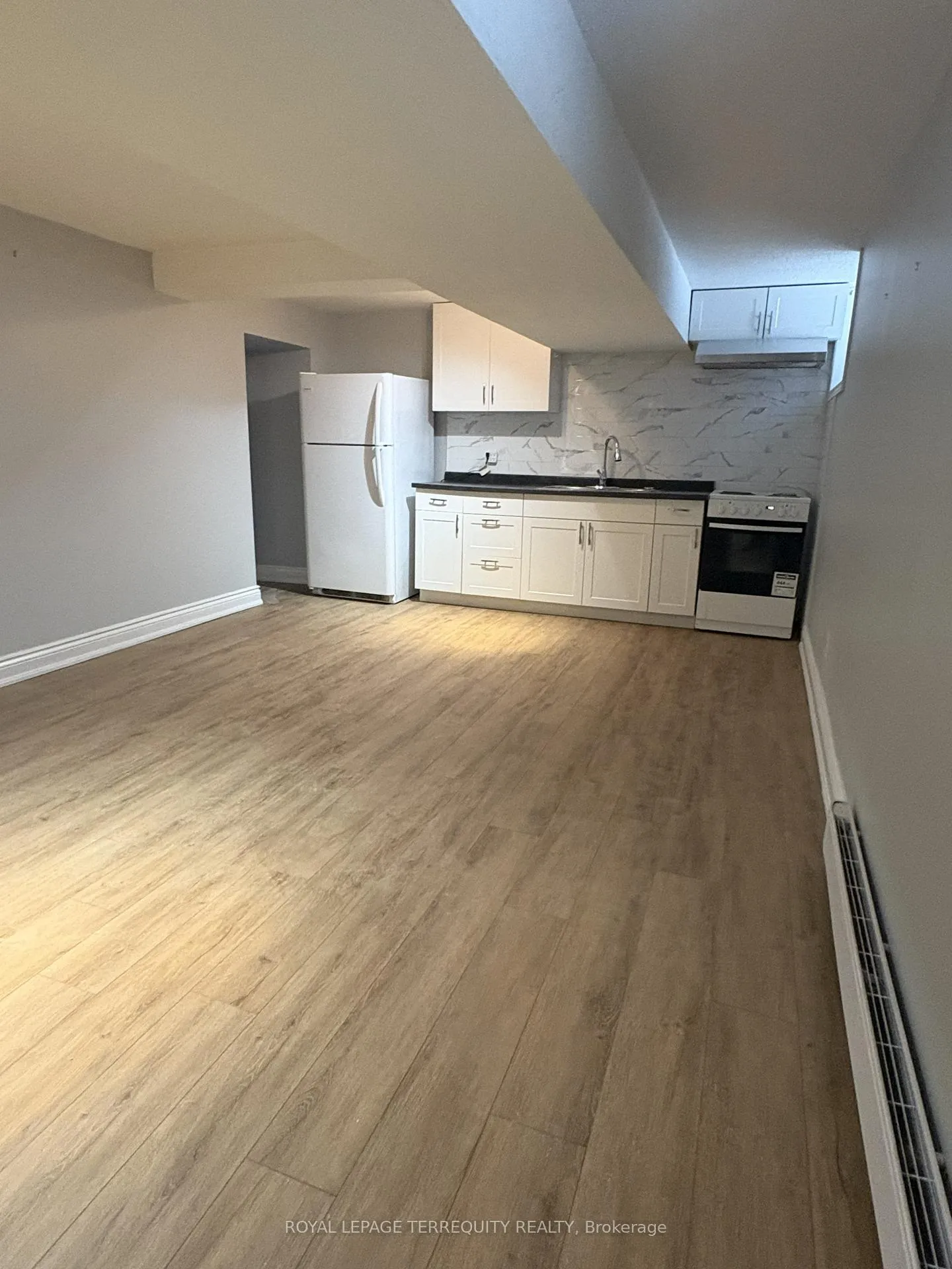 Photo 3 of Unit 102, 8 Thorncliffe Avenue, Toronto, Playter Estates-Danforth — HOMEH
