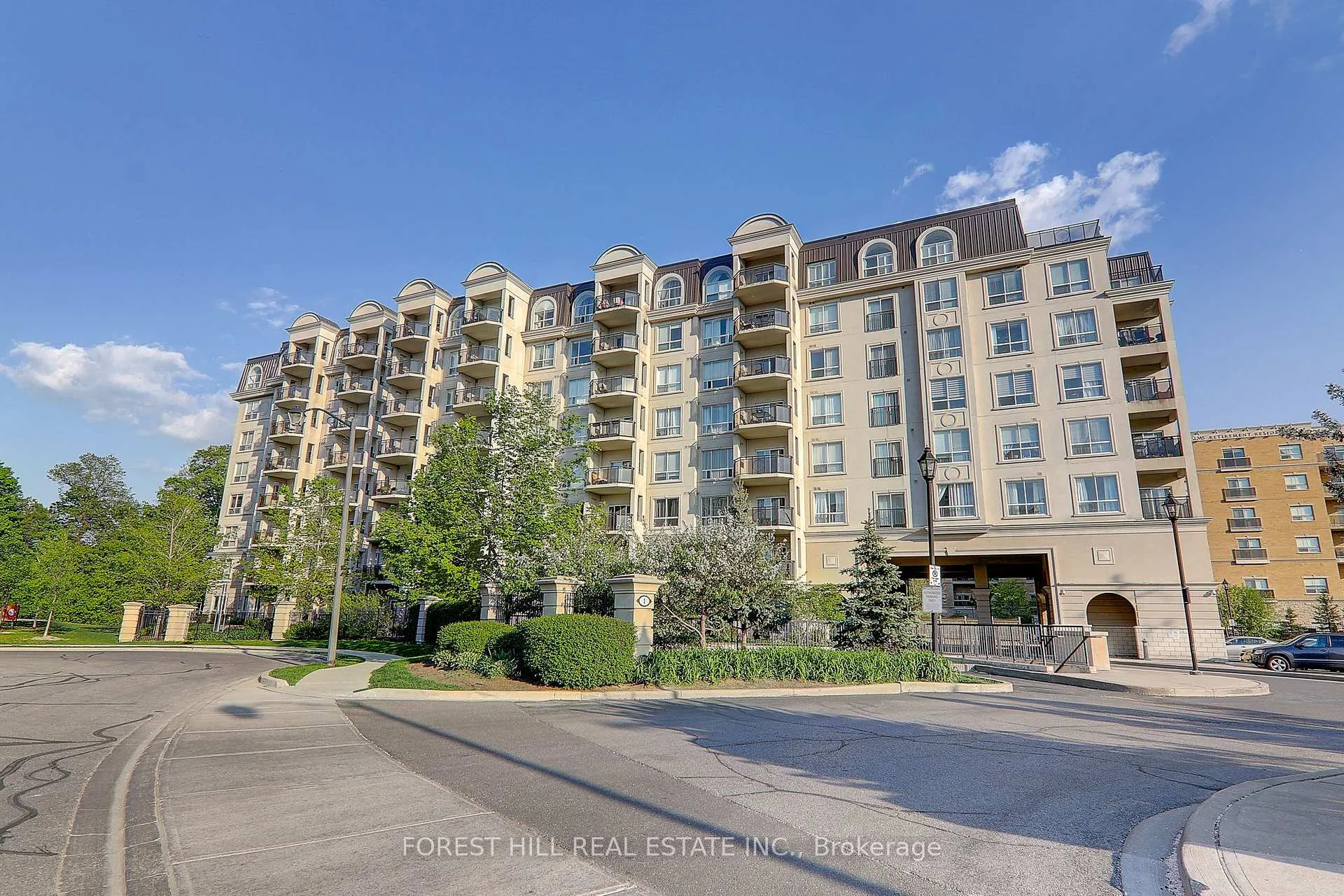 Front of Unit 212, 1 Maison Parc Court