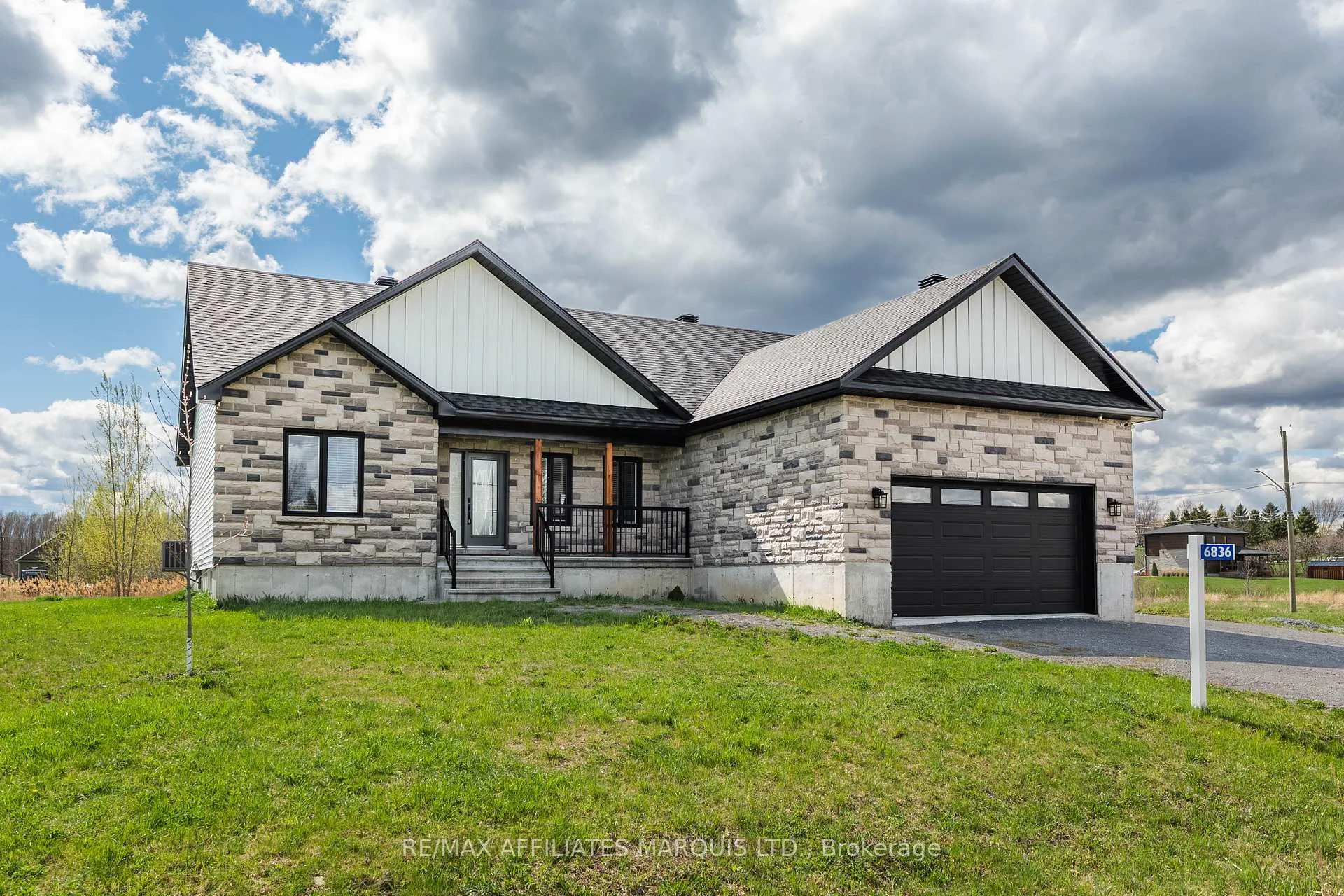 Photo 2 of 6836 James Crescent, South Glengarry, South Glengarry (Charlottenburgh) Twp — HOMEH