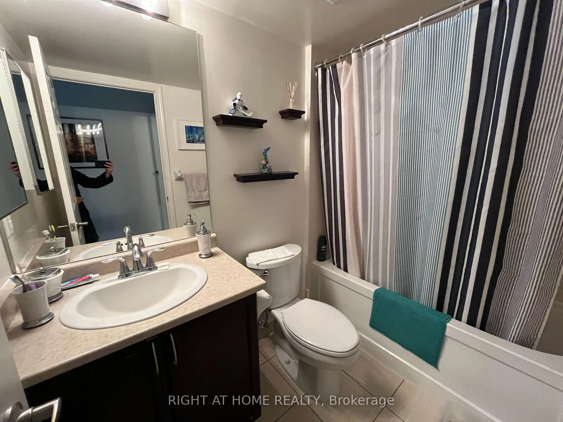 Photo 7 of Unit 1807, 19 Grand Trunk Crescent, Toronto, Waterfront Communities — HOMEH