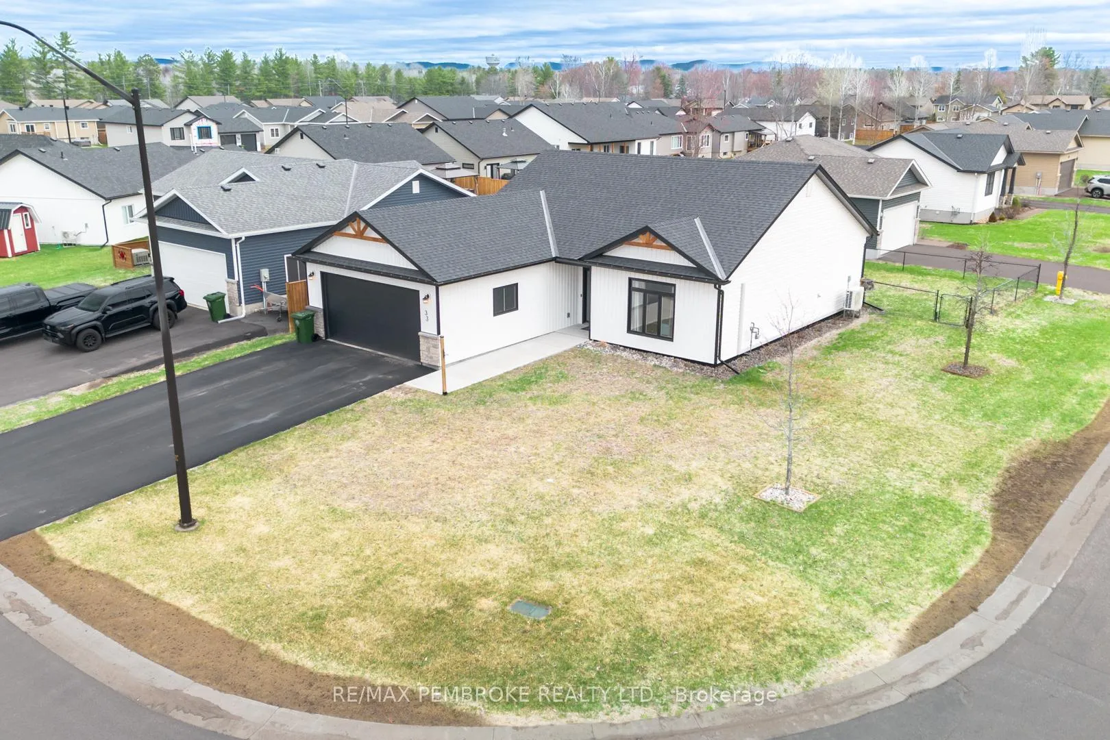 Photo 2 of 33 Durant Street, Petawawa — HOMEH
