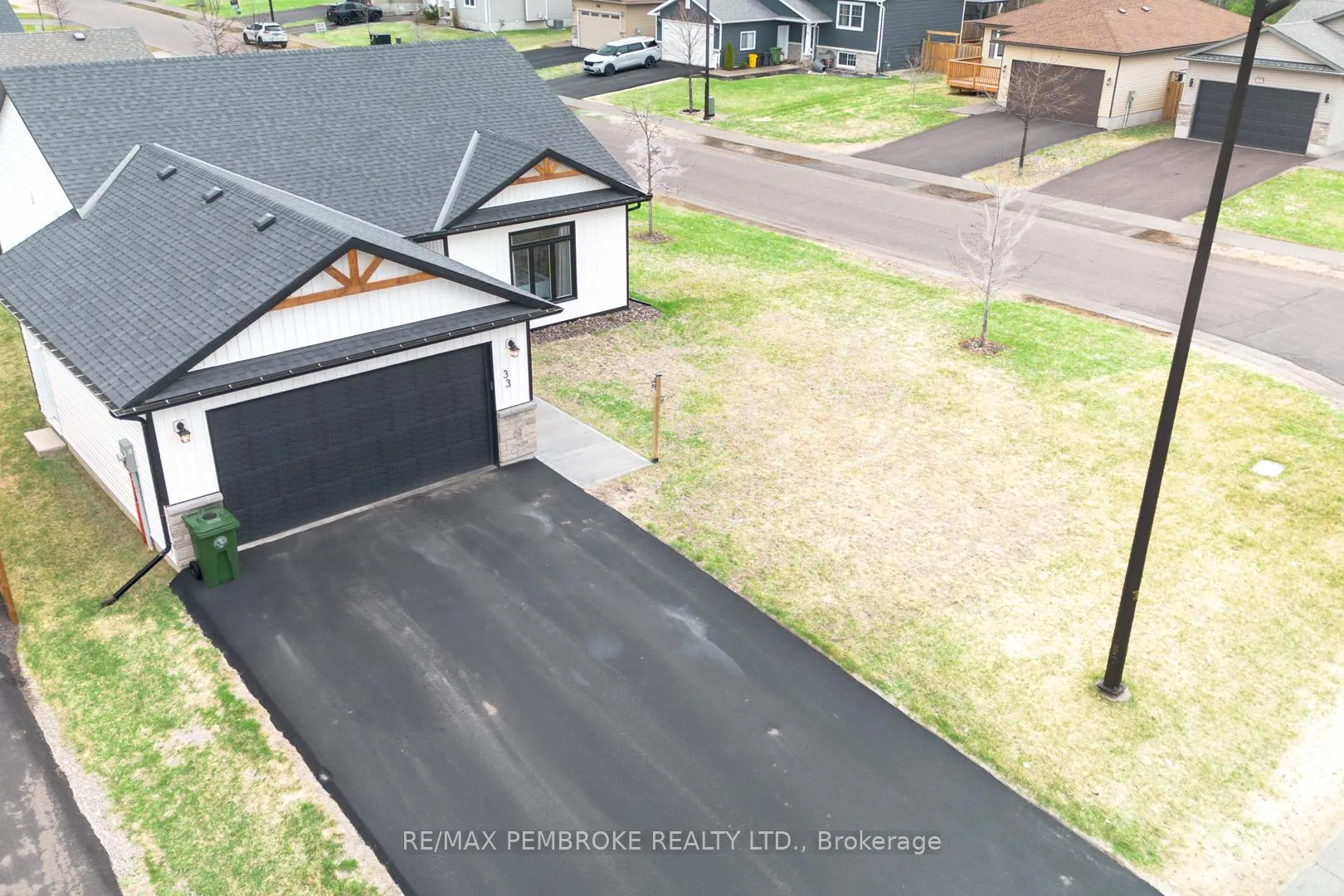 Photo 35 of 33 Durant Street, Petawawa — HOMEH