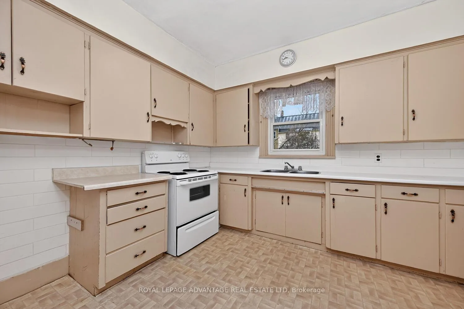 Photo 15 of 21 Gladstone Avenue, Smiths Falls — HOMEH