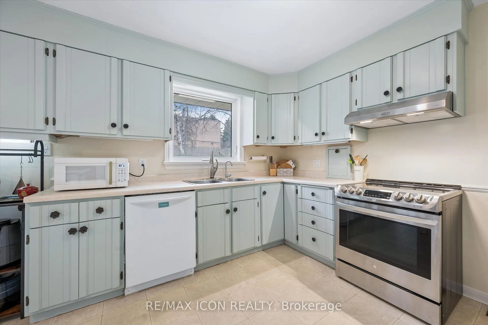 Photo 9 of 20 Katherine Crescent, Kitchener — HOMEH