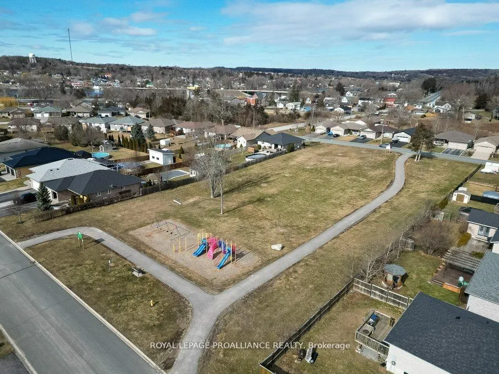 Photo 5 of 21 Forest Valley Drive, Quinte West, Frankford Ward — HOMEH